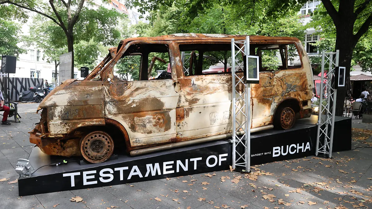  Testament von Bucha Butscha, Eröffnung der Ausstellung auf dem George-Grosz-Platz, Kurfürstendamm. Mittelpunkt der Ausstellung ist ein zerstörtes Auto. Laut Veranstalter, Ukrainische Kulturgemeinschaft,wurde das Auto auf der Flucht in der ukrainischen Stadt von russischem Militär beschossen, wodurch alle Insassinnen starben. Die Ausstellung Testament of Bucha wird vom 22. August bis zum 15. September 2022 auf dem George-Grosz-Platz zu sehen sein. Berlin 22.08.22 Testmant von Bucha, Ausstellung auf dem Kudamm in Berlin *** Testament of Bucha Butscha , opening of the exhibition on George Grosz Platz, Kurfürstendamm The center of the exhibition is a destroyed car According to the organizer, Ukrainian Cultural Community, the car was s