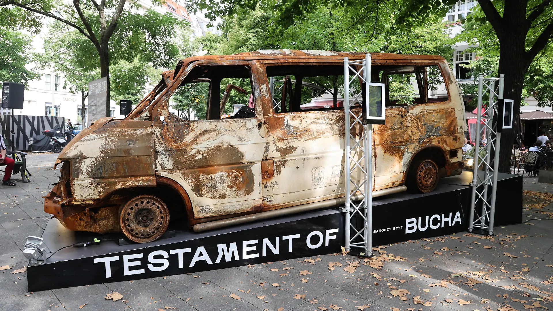  Testament von Bucha Butscha, Eröffnung der Ausstellung auf dem George-Grosz-Platz, Kurfürstendamm. Mittelpunkt der Ausstellung ist ein zerstörtes Auto. Laut Veranstalter, Ukrainische Kulturgemeinschaft,wurde das Auto auf der Flucht in der ukrainischen Stadt von russischem Militär beschossen, wodurch alle Insassinnen starben. Die Ausstellung Testament of Bucha wird vom 22. August bis zum 15. September 2022 auf dem George-Grosz-Platz zu sehen sein. Berlin 22.08.22 Testmant von Bucha, Ausstellung auf dem Kudamm in Berlin *** Testament of Bucha Butscha , opening of the exhibition on George Grosz Platz, Kurfürstendamm The center of the exhibition is a destroyed car According to the organizer, Ukrainian Cultural Community, the car was s