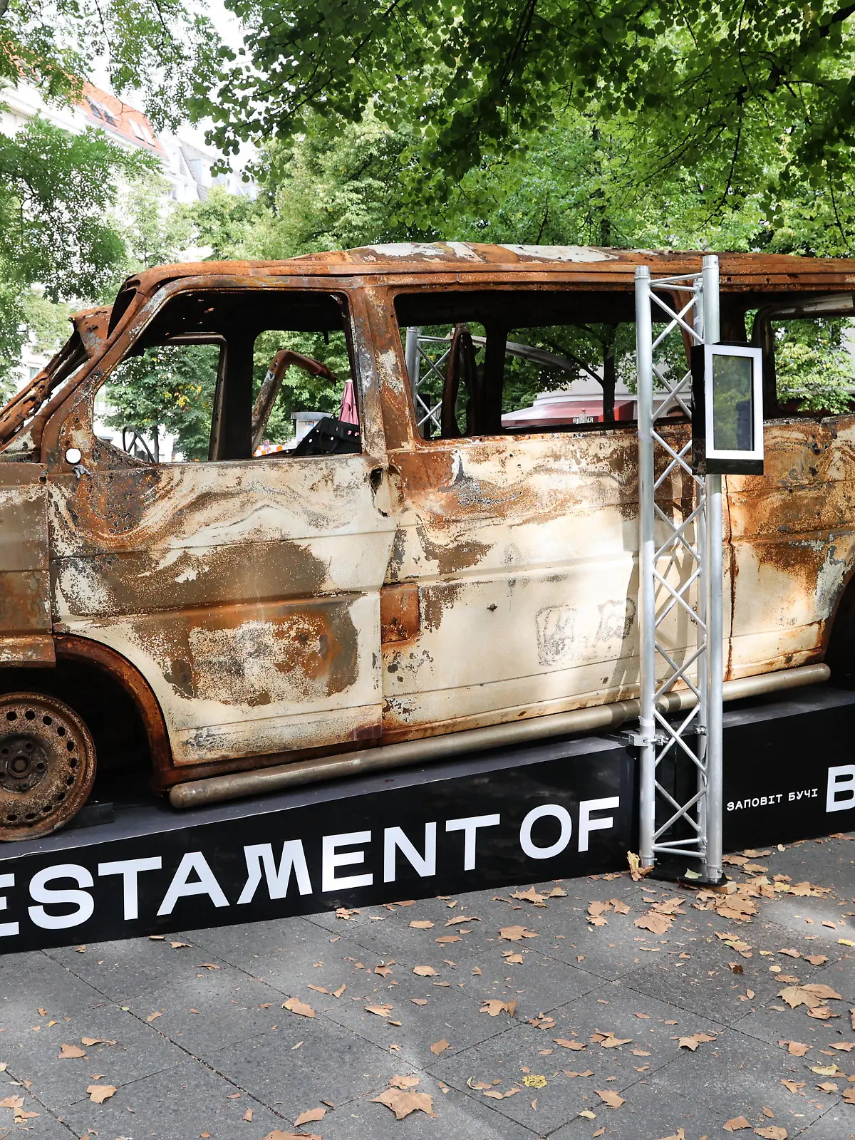  Testament von Bucha Butscha, Eröffnung der Ausstellung auf dem George-Grosz-Platz, Kurfürstendamm. Mittelpunkt der Ausstellung ist ein zerstörtes Auto. Laut Veranstalter, Ukrainische Kulturgemeinschaft,wurde das Auto auf der Flucht in der ukrainischen Stadt von russischem Militär beschossen, wodurch alle Insassinnen starben. Die Ausstellung Testament of Bucha wird vom 22. August bis zum 15. September 2022 auf dem George-Grosz-Platz zu sehen sein. Berlin 22.08.22 Testmant von Bucha, Ausstellung auf dem Kudamm in Berlin *** Testament of Bucha Butscha , opening of the exhibition on George Grosz Platz, Kurfürstendamm The center of the exhibition is a destroyed car According to the organizer, Ukrainian Cultural Community, the car was s