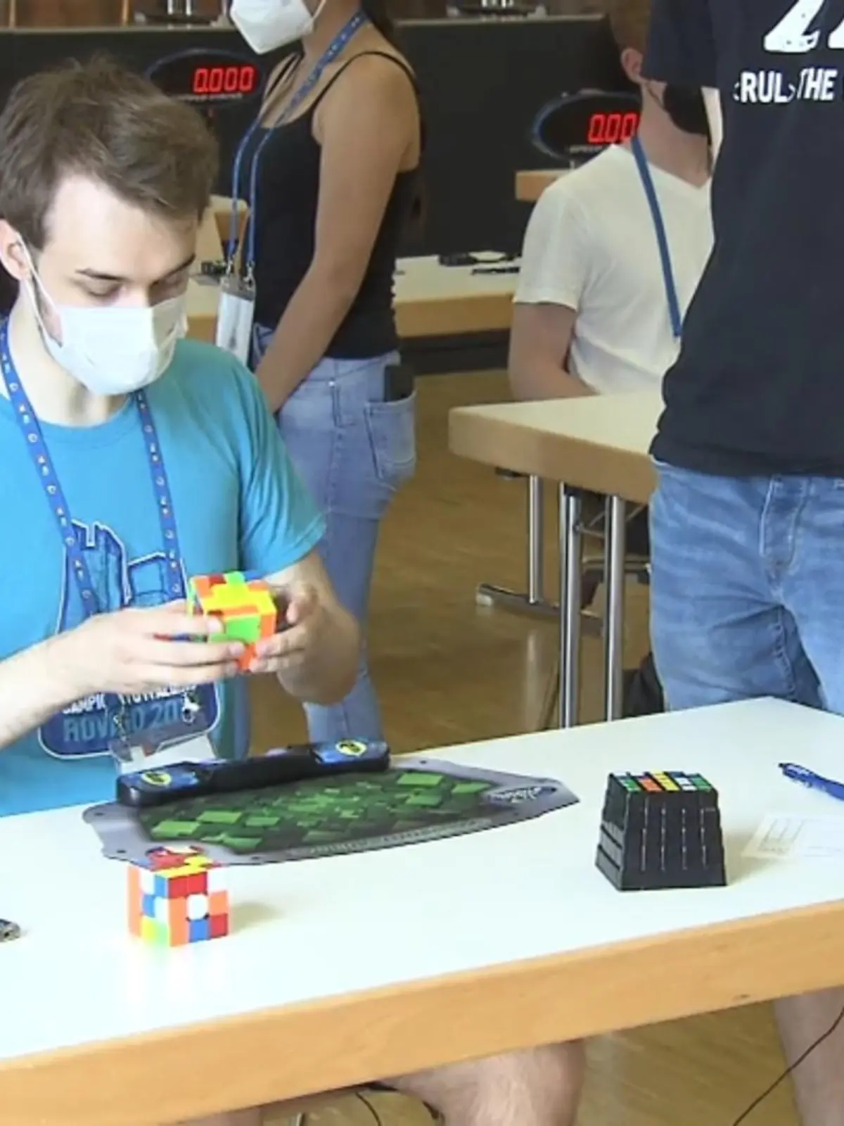 So manch einer verzweifelt schon an einem einfachen Puzzle. Darüber können die Teilnehmer der deutschen Meisterschaft im Speedcubing, dem schnellen Lösen von Zauberwürfeln, nur schmunzeln. Sie bewältigen vorgegebene Muster in Sekundenschnelle. Am vergangenen Sonntag, dem 21.08. trafen sich die Besten der Besten in Frankfurt, um herauszufinden, wer nun der oder die Schnellste und Geschickteste ist. Wie die Teilnehmer der Speedcubing-Szene sich so schlagen - im Video.