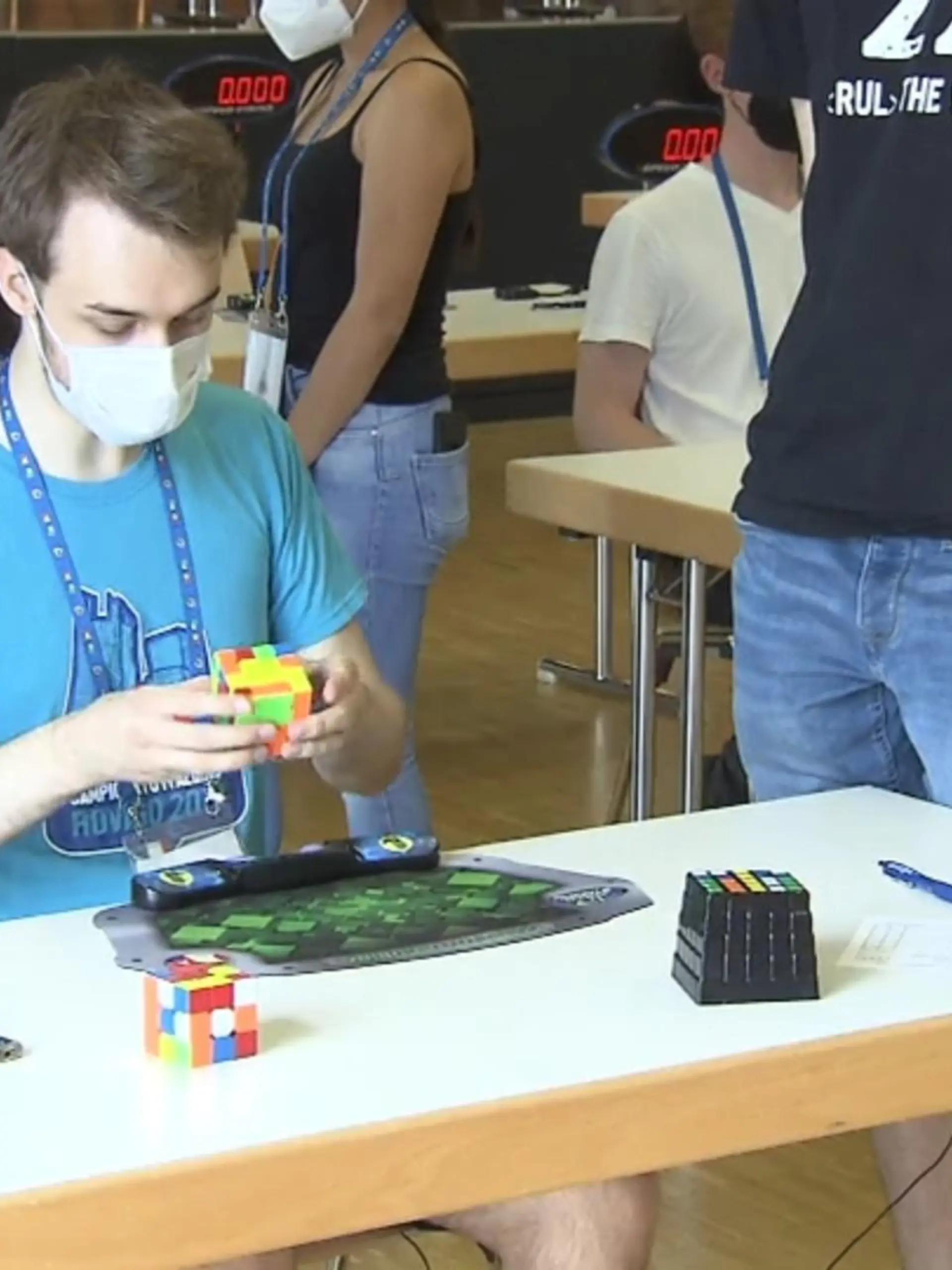 So manch einer verzweifelt schon an einem einfachen Puzzle. Darüber können die Teilnehmer der deutschen Meisterschaft im Speedcubing, dem schnellen Lösen von Zauberwürfeln, nur schmunzeln. Sie bewältigen vorgegebene Muster in Sekundenschnelle. Am vergangenen Sonntag, dem 21.08. trafen sich die Besten der Besten in Frankfurt, um herauszufinden, wer nun der oder die Schnellste und Geschickteste ist. Wie die Teilnehmer der Speedcubing-Szene sich so schlagen - im Video.