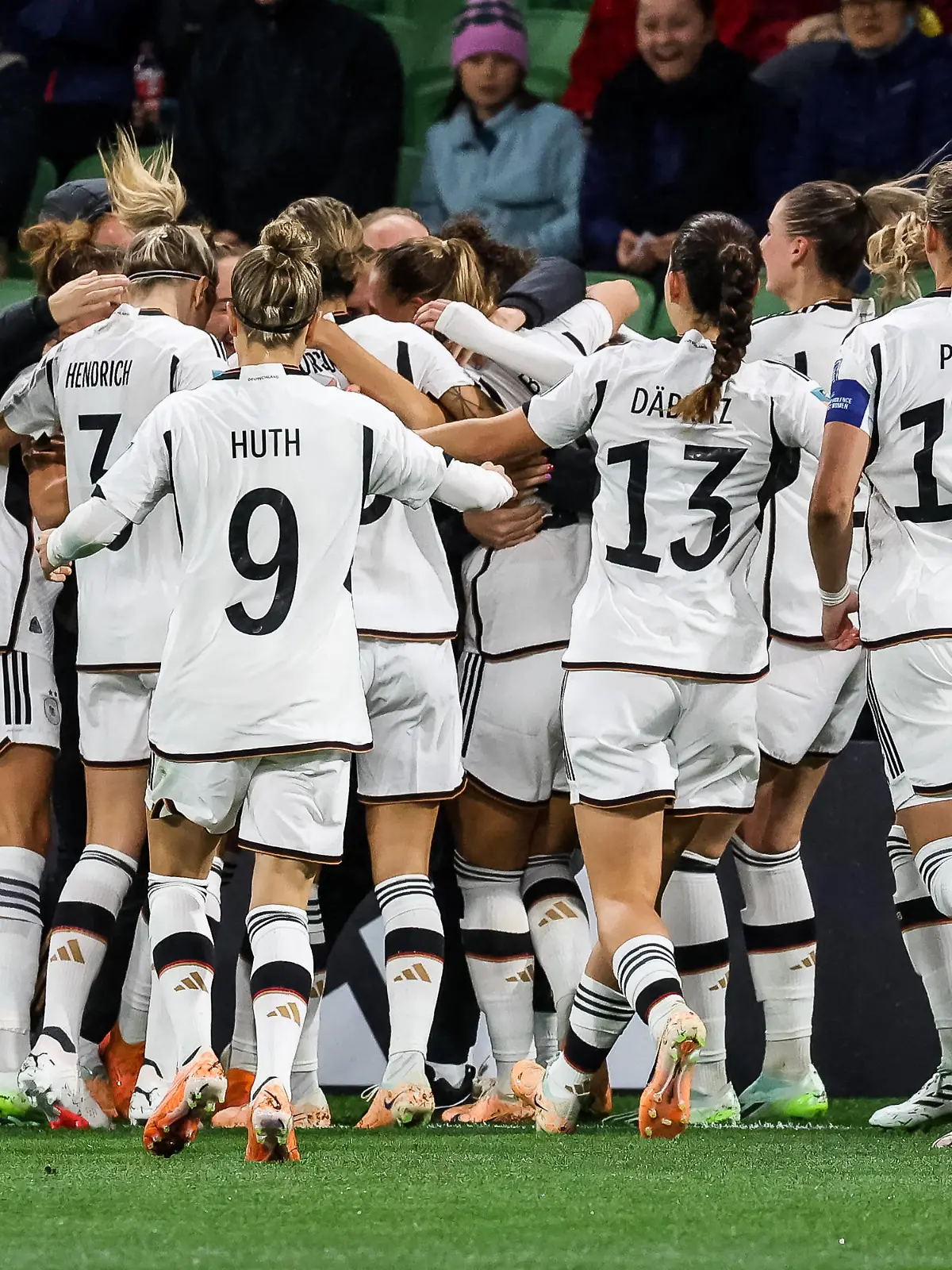 FIFA Frauen-Weltmeisterschaft 2023: Deutschland - Marokko 24.07.2023 Jubel Jubeltraube zum 3:0 durch Klara Buehl Deutschland, 19 FIFA Frauen-Weltmeisterschaft 2023: Deutschland - Marokko Melbourne / Naarm, Melbourne-Rectangular-Stadion, 23.07.2023 *** FIFA Womens World Cup 2023 Germany Morocco 24 07 2023 Cheering cheer for 3 0 by Klara Buehl Germany, 19 FIFA Womens World Cup 2023 Germany Morocco Melbourne Naarm, Melbourne Rectangular Stadium, 23 07 2023. Copyright: xBEAUTIFULxSPORTS/Jonesx