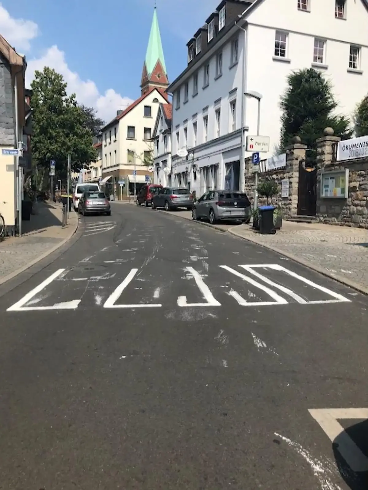 Machen Sie zu Hause auch manchmal was selbst? Ein Gerät reparieren? Ein Regal selbst bauen? Oder auch mal einen Zebrastreifen malen? Okay…das klingt eher ungewöhnlich. Ein Mann aus Essen hat das jetzt aber gemacht Zugegeben, er war ein wenig angetrunken, aber in dem Zustand kannte er anscheinend nur eine Mission.