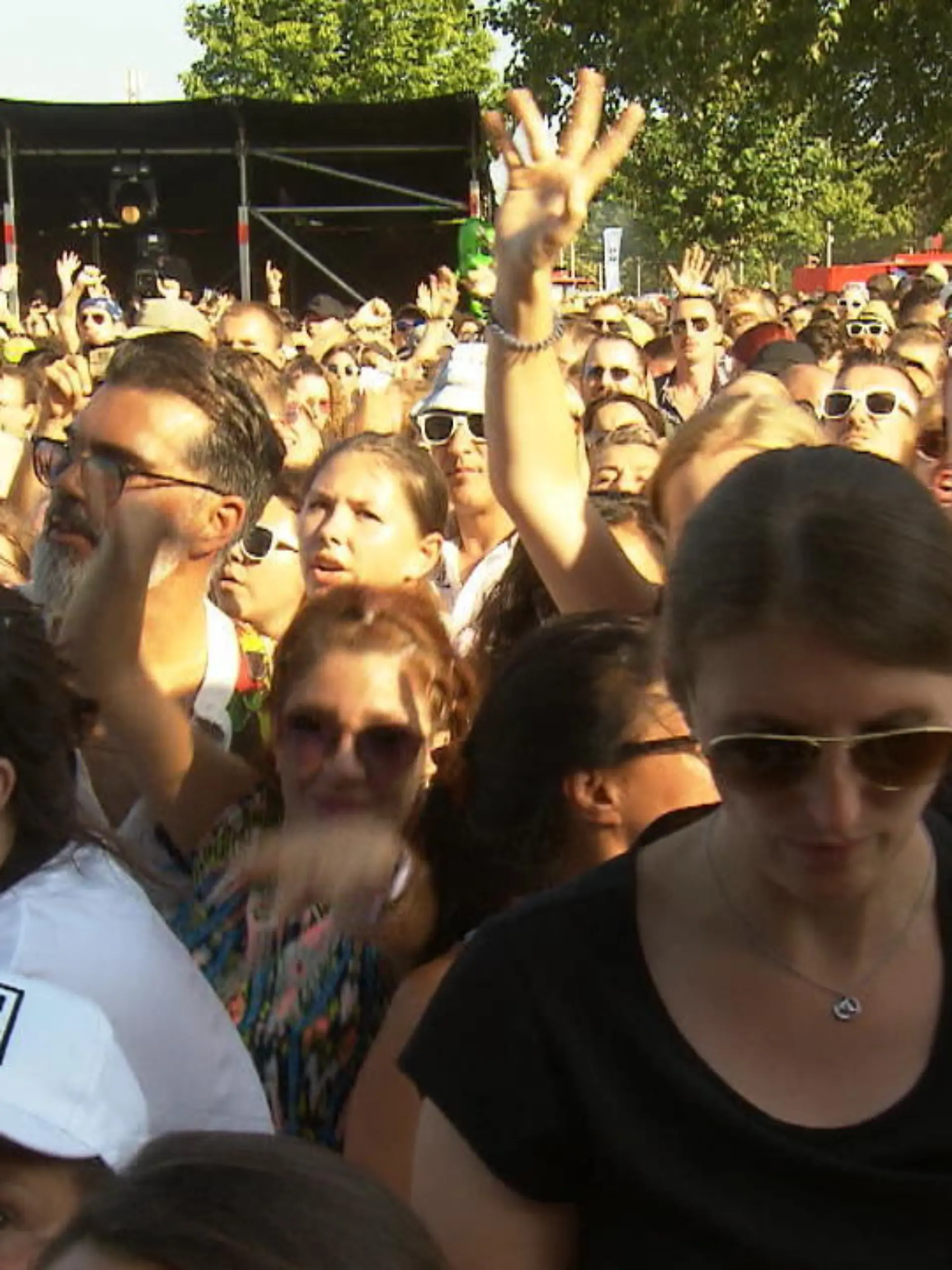 Bunte Klamotten, lange Zöpfe und Techno-Musik: Die 90er sind zurück! Zumindest waren sie es am Samstag für knapp 10 Stunden am Fühlinger See in Köln. Mit 20.000 Menschen war das Open Air ausverkauft. Blümchen, Oli P., die Vengaboys und viele mehr sorgten für ordentlich 90er-Jahre-Stimmung.