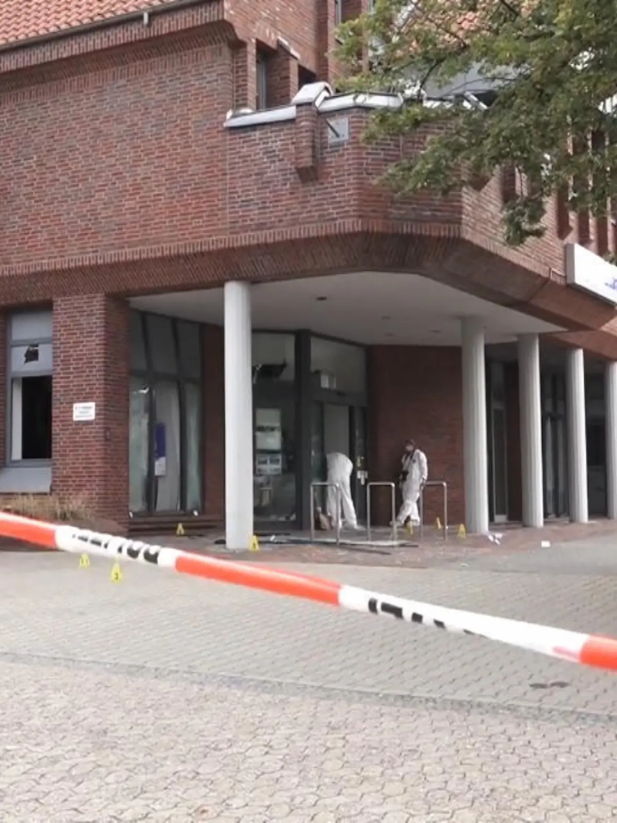 Allein im ersten halben Jahr sind in Nordrhein-Westfalen 105 Geldautomaten gesprengt worden. Die Täter sind laut Polizei meist marokkanisch-niederländische Gruppen. In der Nacht waren Täter in Hörstel im Kreis Steinfurt am Werk.