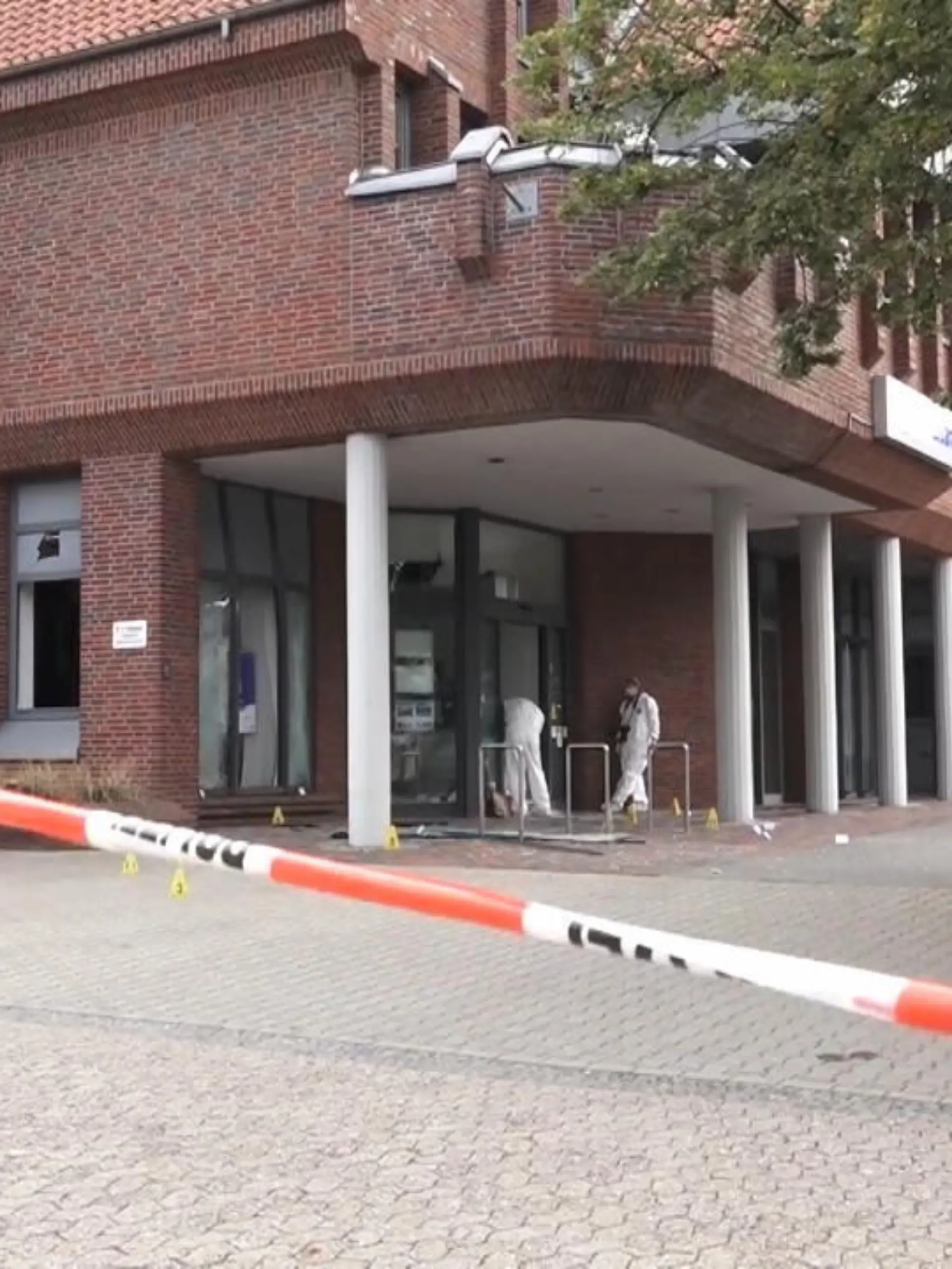 Allein im ersten halben Jahr sind in Nordrhein-Westfalen 105 Geldautomaten gesprengt worden. Die Täter sind laut Polizei meist marokkanisch-niederländische Gruppen. In der Nacht waren Täter in Hörstel im Kreis Steinfurt am Werk.