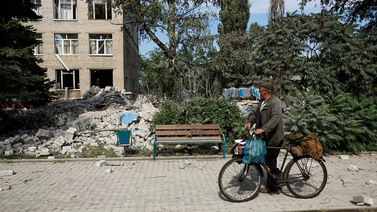 A Ukrainian man checks the damage at a destroyed engineering college building in Kramatorsk, after military strikes as Russia's invasion of Ukraine continues, in Donetsk region, Ukraine August 19, 2022. REUTERS/Ammar Awad