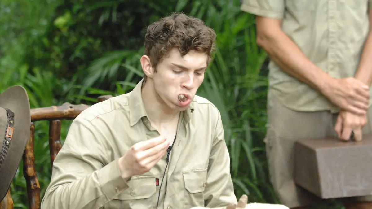 Tag 16 - Dschungelprüfung 16, Teil 2 - Joey Heindle, "Überwindung": Joey Heindle im 'Großen Finale' bei seiner letzten Dschungelprüfung. Er muss fünf australische "Köstlichkeiten" essen, um fünf Sterne zu holen. Als ersten Gang hat er die Wahl zwischen einem Glas Milch oder einer Kuheuter-Zitze. Er entscheidet sich für die Kuheuter-Zitze, die sofort in seinem Mund landet. Angewidert kaut er die Zitze und holt damit den ersten Stern. # Foto: RTL / Stefan MenneVerwendung der Bilder für Online-Medien ausschließlich mit folgender Verlinkung: "Alle Infos zu "Ich bin ein Star - Holt mich hier raus!" im Special bei RTL.de: http://www.rtl.de/cms/sendungen/ich-bin-ein-star.htmlNUR ZUR EINMALIGEN VERÖFFENTLICHUNG ! KEINE WEITERGABE AN DRITTE ! KEINE VERWENDUNG NACH DEM 10.02.2013 !! KEINE ARCHIVIERUNG !Suchbegriff: Dschungelcamp