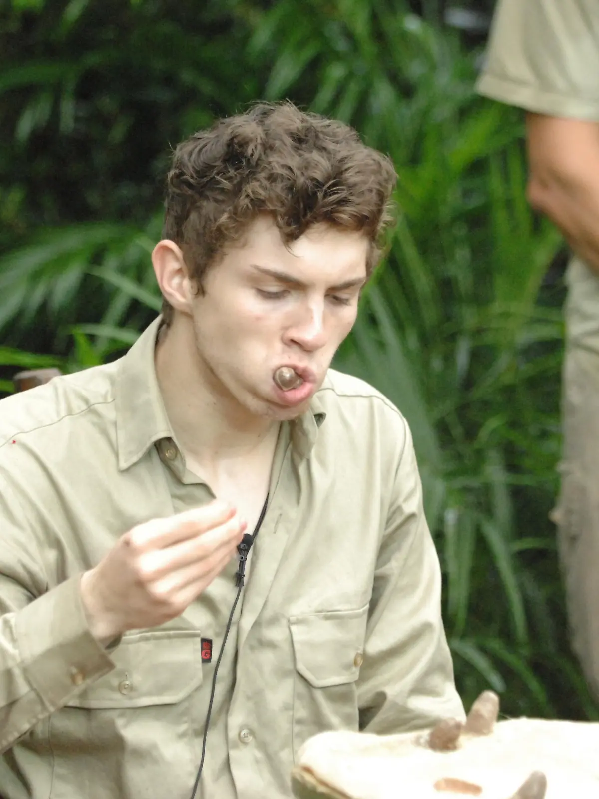 Tag 16 - Dschungelprüfung 16, Teil 2 - Joey Heindle, "Überwindung": Joey Heindle im 'Großen Finale' bei seiner letzten Dschungelprüfung. Er muss fünf australische "Köstlichkeiten" essen, um fünf Sterne zu holen. Als ersten Gang hat er die Wahl zwischen einem Glas Milch oder einer Kuheuter-Zitze. Er entscheidet sich für die Kuheuter-Zitze, die sofort in seinem Mund landet. Angewidert kaut er die Zitze und holt damit den ersten Stern. # Foto: RTL / Stefan MenneVerwendung der Bilder für Online-Medien ausschließlich mit folgender Verlinkung: "Alle Infos zu "Ich bin ein Star - Holt mich hier raus!" im Special bei RTL.de: http://www.rtl.de/cms/sendungen/ich-bin-ein-star.htmlNUR ZUR EINMALIGEN VERÖFFENTLICHUNG ! KEINE WEITERGABE AN DRITTE ! KEINE VERWENDUNG NACH DEM 10.02.2013 !! KEINE ARCHIVIERUNG !Suchbegriff: Dschungelcamp