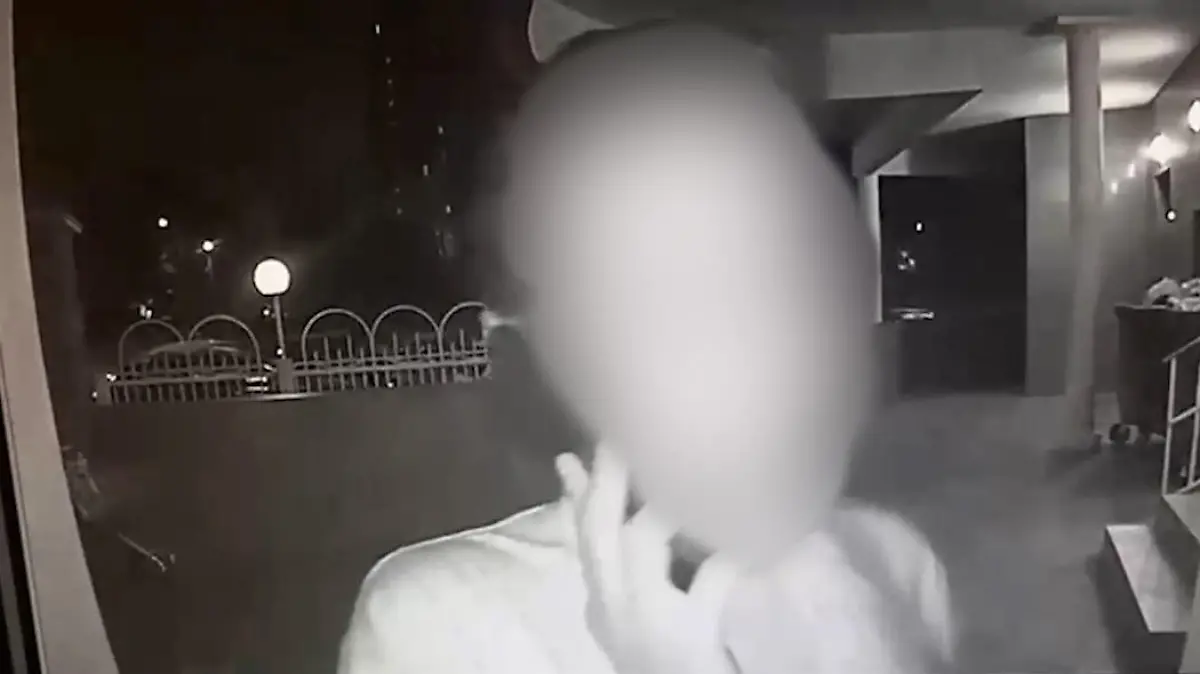 HANDOUT - 22.08.2022, Russland, ---: Screenshot aus einem Video von Russlands Inlandsgeheimdienst FSB soll die angebliche Mörderin der Kriegsbefürworterin Darja Dugina im Haus ihres mutmaßlichen Opfers zeigen. Der FSB hat ein Video veröffentlicht, das die angebliche Mörderin von Dugina zeigen soll. Mehrere aneinander geschnittene Aufnahmen in dem rund zwei Minuten langen Clip sollen zeigen, wie die Ukrainerin in Russland ankommt, das Haus ihres mutmaßlichen Opfers betritt und dann nach der Tat das Land wieder verlässt. Zuvor hatte der FSB bereits erklärt, dass der Mordanschlag auf die Tochter des bekannten rechtsnationalistischen Ideologen Dugin von ukrainischen Geheimdiensten geplant worden sei. (zu dpa "Russlands Geheimdienst zeigt Video von angeblicher Dugina-Mörderin") Foto: ---/FSB/dpa - ACHTUNG: Nur zur redaktionellen Verwendung im Zusammenhang mit der aktuellen Berichterstattung und nur mit vollständiger Nennung des vorstehenden Credits. Person gepixelt. +++ dpa-Bildfunk +++