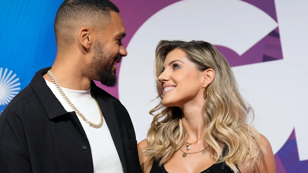 Dominic und Sarah Harrison schauen sich verliebt an auf dem Pink Carpet bei der Messe Glow 2022 in Essen