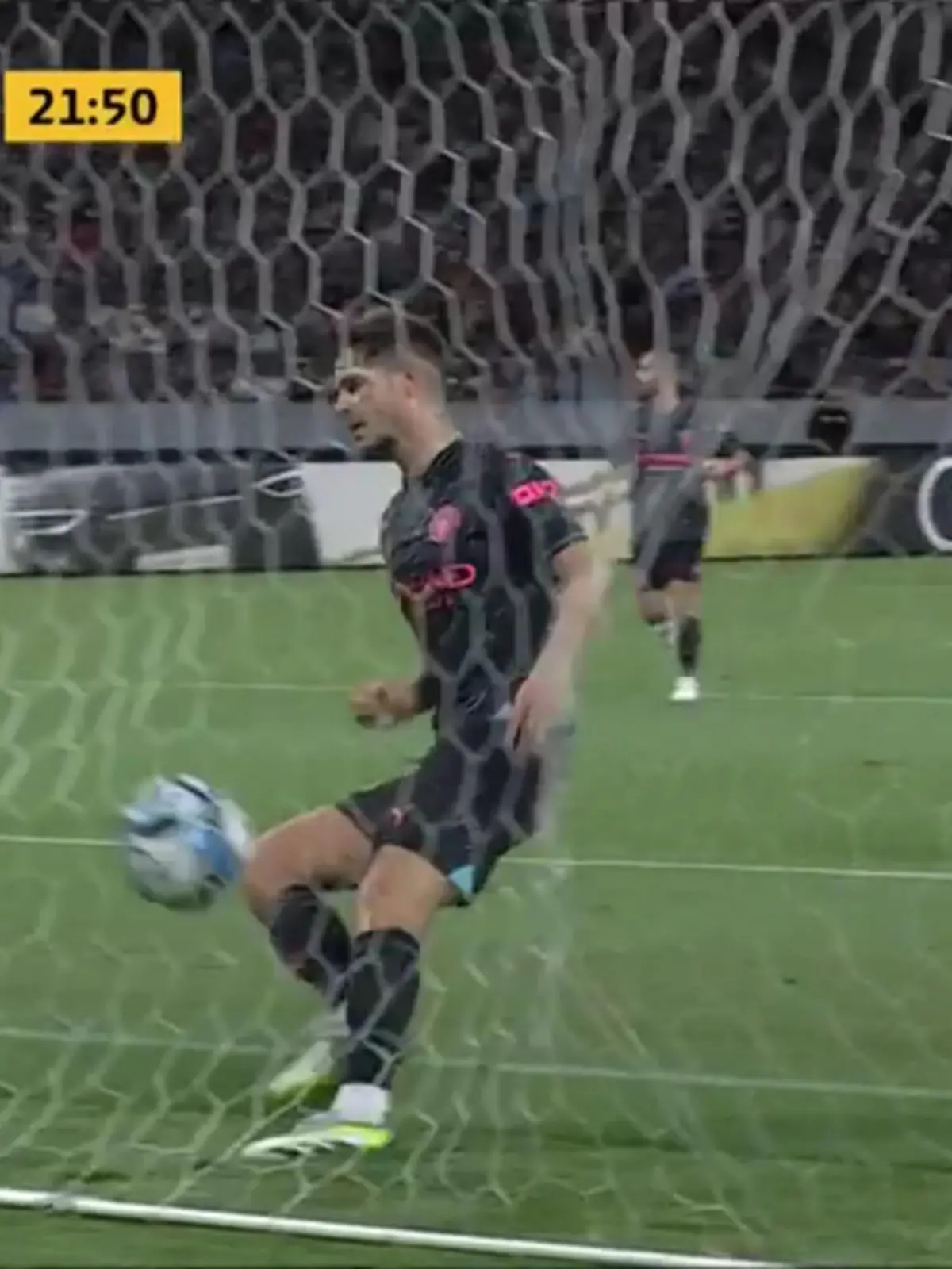 Manchester City schlägt eiskalt zu! Direkt der erste gute Angriff sitzt. Auf der rechten Seite setzt sich Lewis gegen Upamecano durch. Sein Pass findet Alvarez, dessen Schuss aus zehn Metern Sommer glänzend pariert. Den Abpraller kann City-Youngster McAtee unbedrängt einschieben.