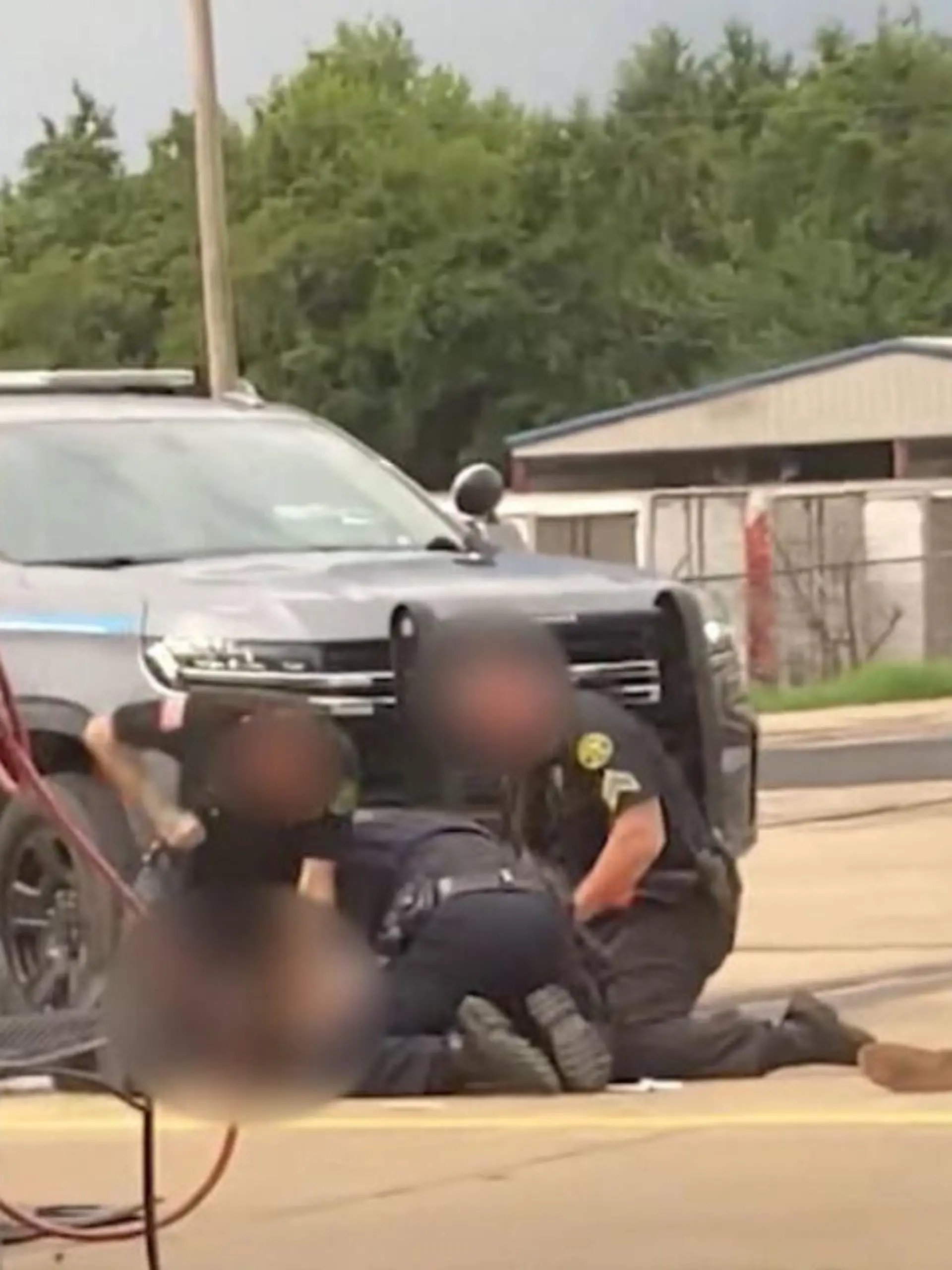 Drei US-Polizisten prügeln auf Mann ein - er lag bereits am Boden!