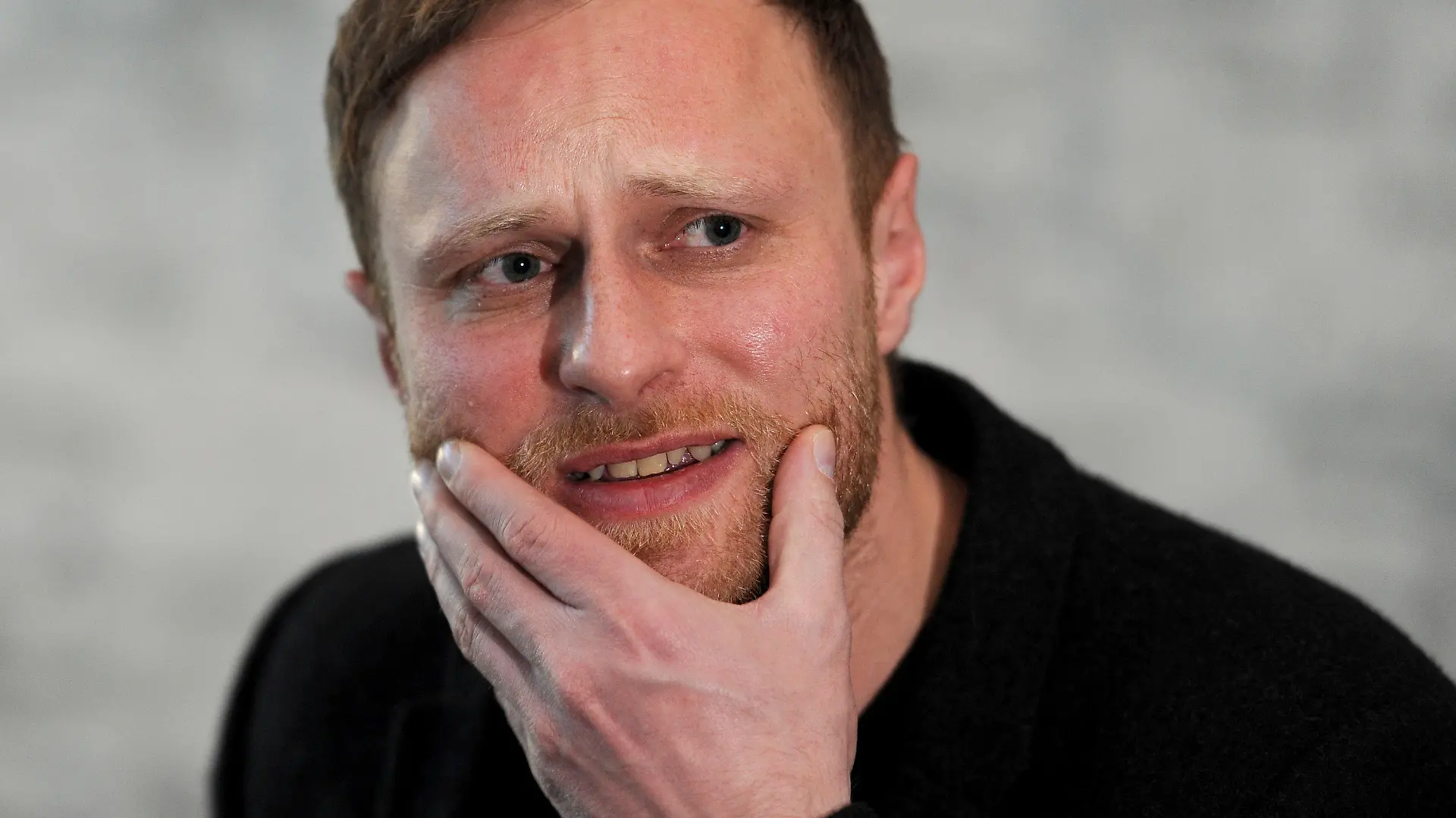 Der Autor Michael Nast posiert am 23.02.2016 vor einer Lesung in Bremen. Mit seinen Kolumnen und Büchern über die Liebe und das Leben trifft der Berliner den Nerv der Zeit. Foto: Ingo Wagner/dpa (zu dpa "Autor Michael Nast mag keine Ratgeber" vom 24.02.2016) +++(c) dpa - Bildfunk+++