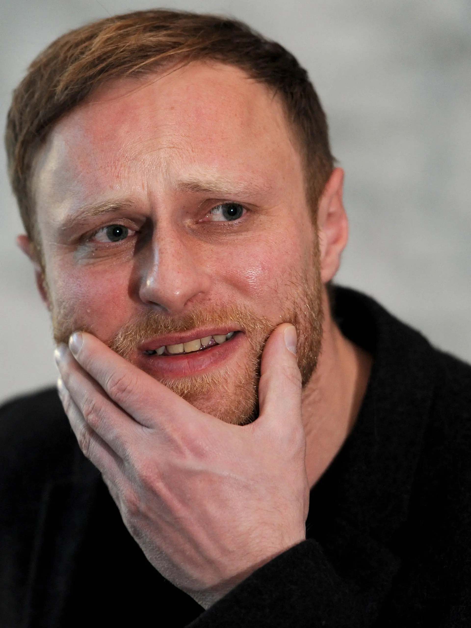 Der Autor Michael Nast posiert am 23.02.2016 vor einer Lesung in Bremen. Mit seinen Kolumnen und Büchern über die Liebe und das Leben trifft der Berliner den Nerv der Zeit.   Foto: Ingo Wagner/dpa    (zu dpa "Autor Michael Nast mag keine Ratgeber" vom 24.02.2016) +++(c) dpa - Bildfunk+++