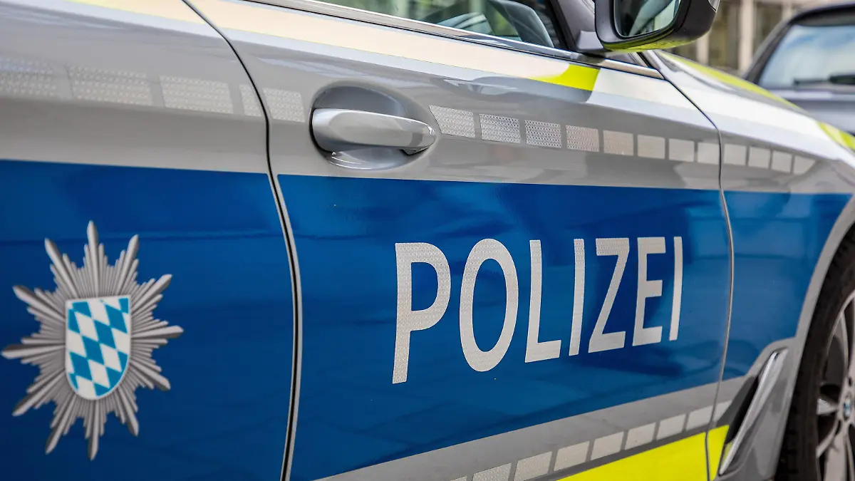 Muenchen, Deutschland 29. November 2020: Ein Einsatzfahrzeug der Polizei mit dem Landeswappen aus Bayern und Schriftzug Polizei. Bayern *** Munich, Germany 29 November 2020 A police emergency vehicle with the coat of arms of the state of Bavaria and the words Polizei Bayern Copyright: xFotostandx/xFritschx