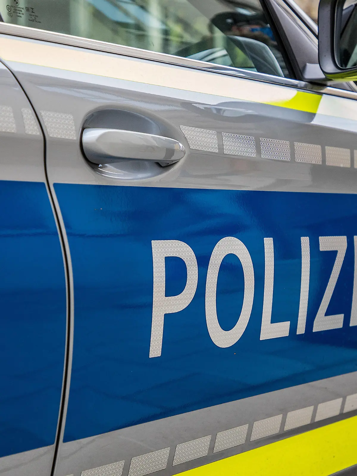  Muenchen, Deutschland 29. November 2020: Ein Einsatzfahrzeug der Polizei mit dem Landeswappen aus Bayern und Schriftzug Polizei. Bayern *** Munich, Germany 29 November 2020 A police emergency vehicle with the coat of arms of the state of Bavaria and the words Polizei Bayern Copyright: xFotostandx/xFritschx