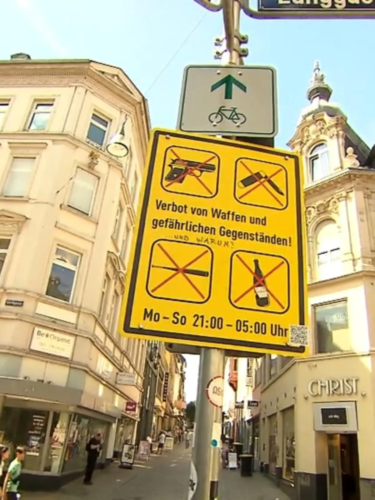 Zwischen 21 Uhr abends und 5 Uhr morgens gilt in einigen Teilen Wiesbadens die sogenannte „Waffenverbotszone“ – Glasflaschen, Baseballschläger, Messer, Schusswaffen und Co. sind hier dann tabu. Aber sollte das nicht selbstverständlich sein? Was in Wiesbaden bereits seit drei Jahren gilt, soll nun auch in Kassel umgesetzt werden. Was dafür und was dagegenspricht, sehen Sie im Video.