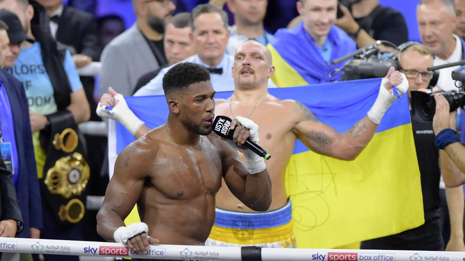 JEDDAH, SAUDI ARABIA - AUGUST 20: Anthony Joshua makes a speech after being defeated by Oleksandr Usyk in the Rage on the Red Sea Heavyweight Title Fight at King Abdullah Sports City Arena on August 20, 2022 in Jeddah, Saudi Arabia. Photo by Khalid Alhaj/MB Media SPO PUBLICATIONxINxGERxSUIxAUTxONLY Copyright: xKhalidxAlhaj/MBxMediax 