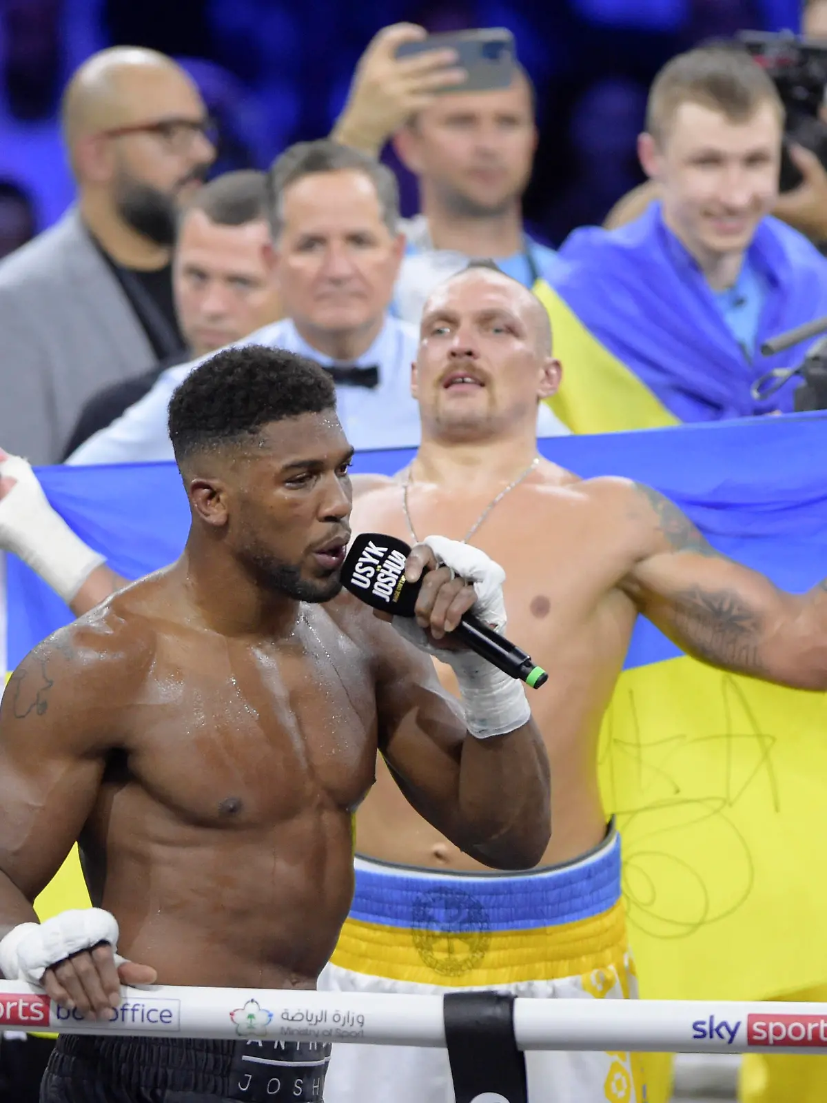 JEDDAH, SAUDI ARABIA - AUGUST 20: Anthony Joshua makes a speech after being defeated by Oleksandr Usyk in the Rage on the Red Sea Heavyweight Title Fight at King Abdullah Sports City Arena on August 20, 2022 in Jeddah, Saudi Arabia. Photo by Khalid Alhaj/MB Media SPO PUBLICATIONxINxGERxSUIxAUTxONLY Copyright: xKhalidxAlhaj/MBxMediax 