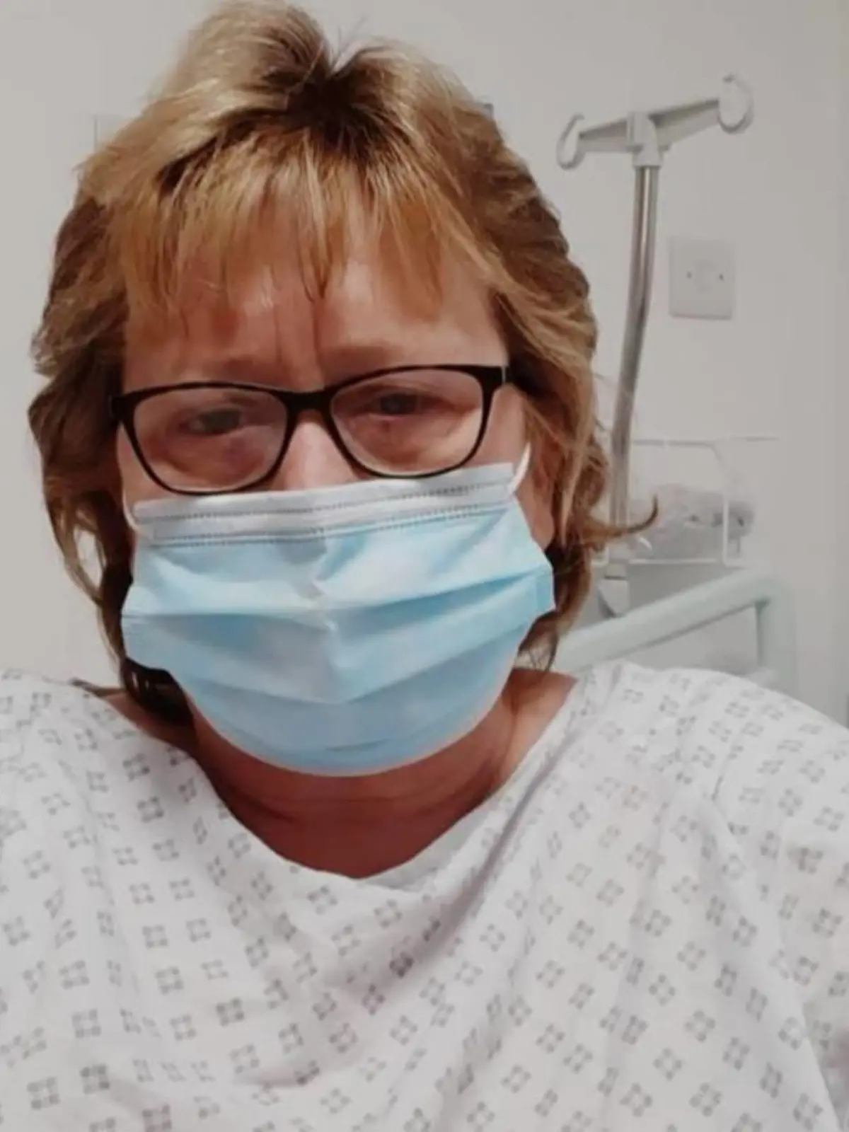 Die Britin Diane Boothby in einem Krankenhauskittel