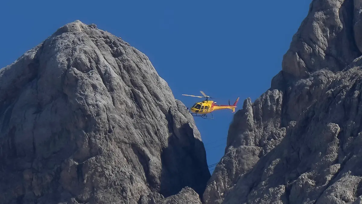 04.07.2022, Italien, Canazei: Ein Rettungshubschrauber überfliegt den Punta-Rocca-Gletscher in der Nähe von Canazei in den italienischen Alpen. Nach dem massiven Gletscherbruch und einer Lawine geht in den Dolomiten die Suche nach weiteren Toten unter erschwerten Bedingungen weiter. Ein siebtes Opfer wurde am 04.07.22 entdeckt, weitere werden befürchtet. Foto: Luca Bruno/AP/dpa +++ dpa-Bildfunk +++