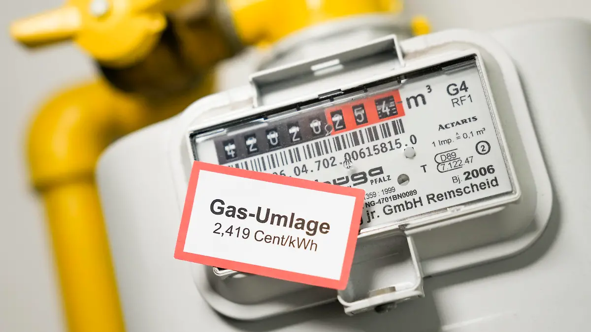 Gasumlage und Energiekosten, Symbolbilder Symbolfoto Gaszaehler und Gas-Umlage Symbolbild und Themenbild der Gas-Umlage und eines Gaszaehler zur Erfassung des Gasverbrauch im Privathaushalt. Deutschland *** Symbol photo gas meter and gas apportionment symbol image and theme image of the gas apportionment and a gas meter for recording gas consumption in private households Germany