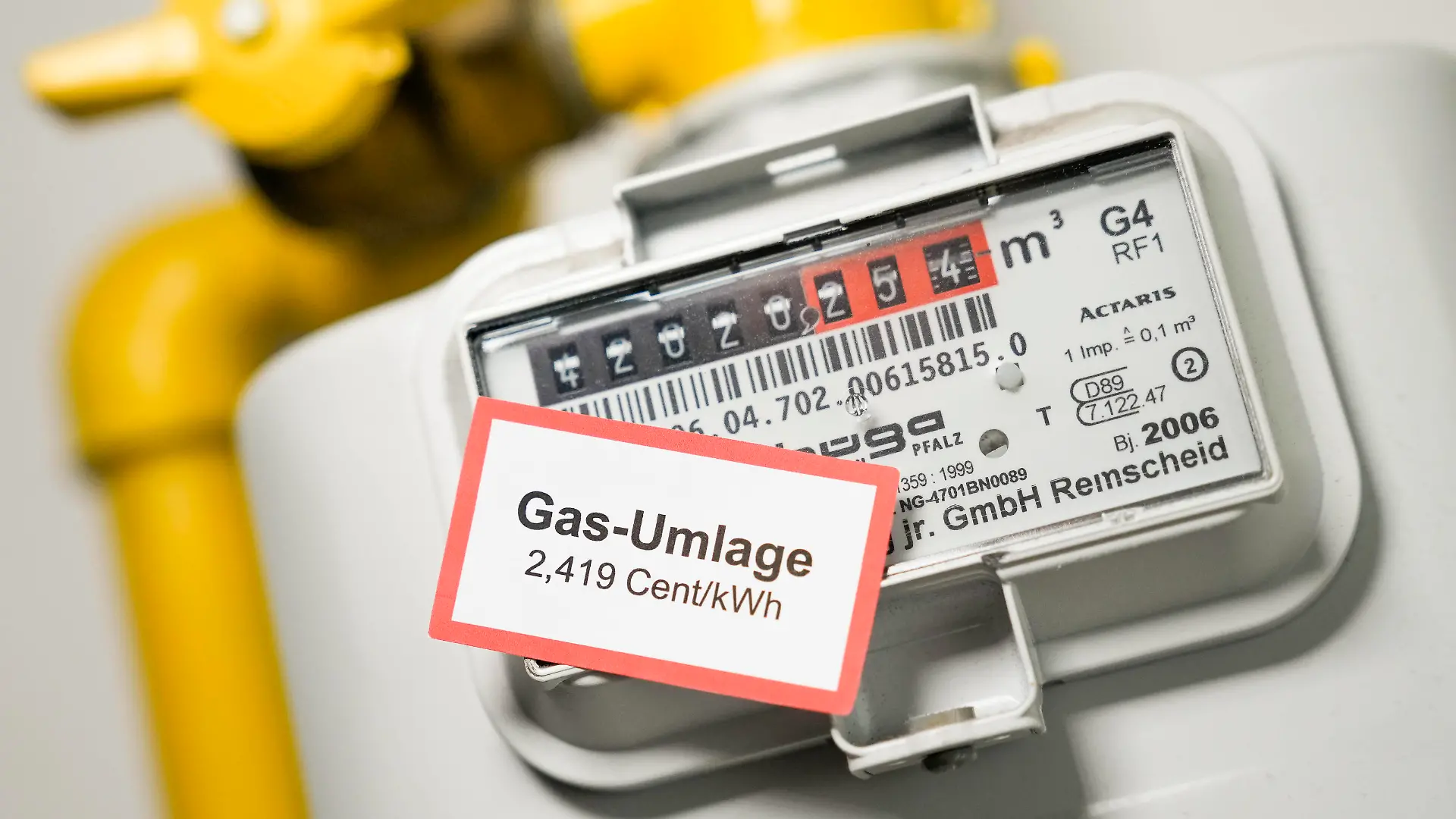 Gasumlage und Energiekosten, Symbolbilder Symbolfoto Gaszaehler und Gas-Umlage Symbolbild und Themenbild der Gas-Umlage und eines Gaszaehler zur Erfassung des Gasverbrauch im Privathaushalt. Deutschland *** Symbol photo gas meter and gas apportionment symbol image and theme image of the gas apportionment and a gas meter for recording gas consumption in private households Germany