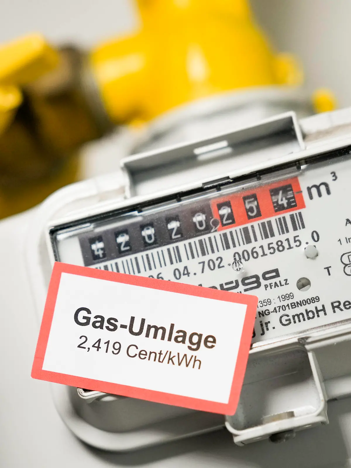 Gasumlage und Energiekosten, Symbolbilder Symbolfoto Gaszaehler und Gas-Umlage Symbolbild und Themenbild der Gas-Umlage und eines Gaszaehler zur Erfassung des Gasverbrauch im Privathaushalt. Deutschland *** Symbol photo gas meter and gas apportionment symbol image and theme image of the gas apportionment and a gas meter for recording gas consumption in private households Germany