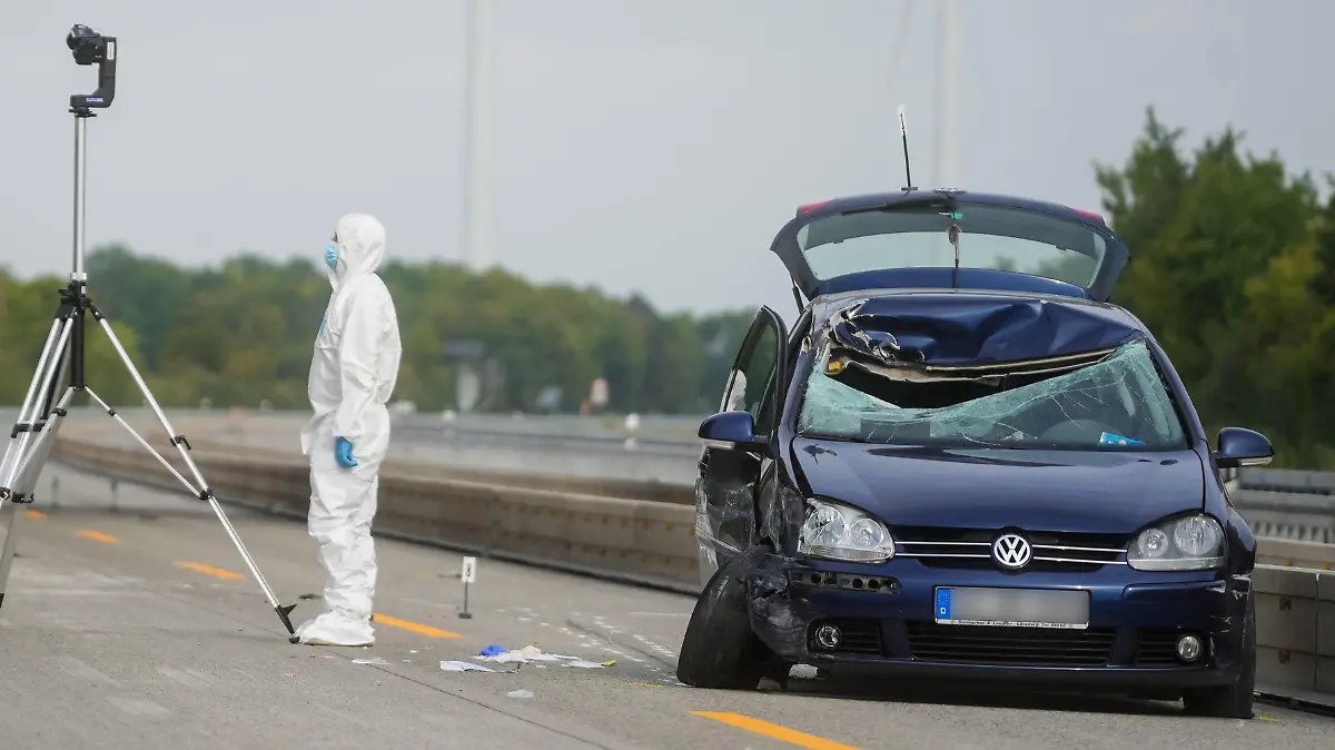 20.08.2022, Niedersachsen, Hildesheim: Unbekannte haben zwei Gullideckel auf die Autobahn geworfen. Einer traf die Windschutzscheibe eines Autos. Der Fahrer wurde schwer verletzt, die Beifahrerin sogar lebensbedrohlich. Foto: Clemens Heidrich/dpa +++ dpa-Bildfunk +++