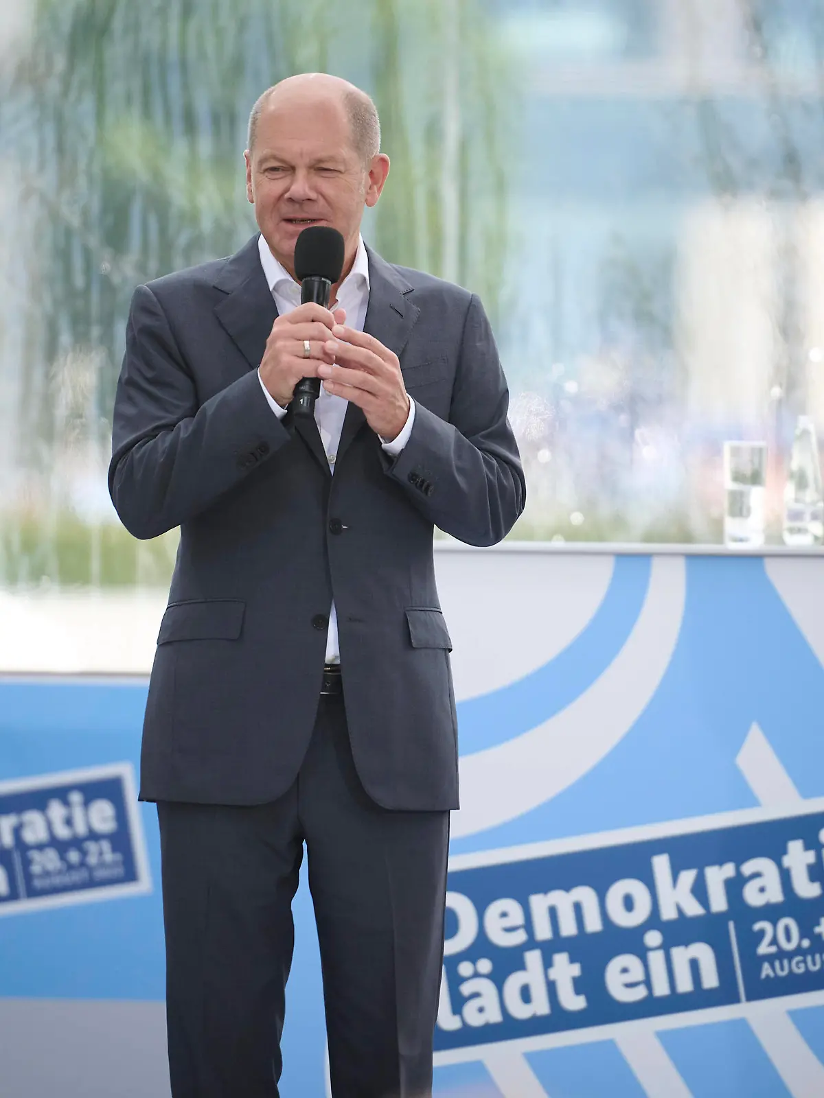  Olaf Scholz im Rahmen des Tages der offenen Tür im Kanzleramt in Berlin Bundeskanzler Olaf Scholz SPD im Rahmen des Tages der offenen Tür am 21.08.2022 im Bundeskanzleramt in Berlin. Berlin Bundeskanzleramt Berlin Deutschland *** Olaf Scholz during the open day at the Chancellery in Berlin Federal Chancellor Olaf Scholz SPD during the open day on 21 08 2022 at the Chancellery in Berlin Federal Chancellery Berlin Germany
