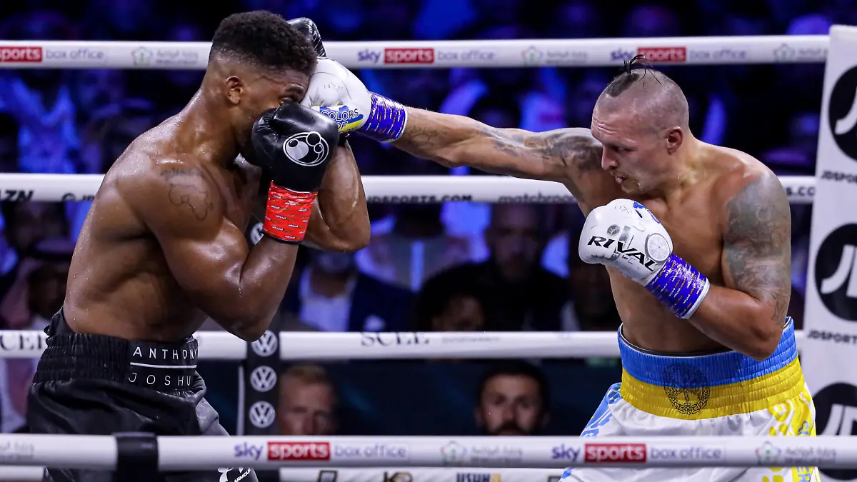 JEDDAH, SAUDI ARABIA - AUGUST 20: Oleksandr Usyk of Ukraine (R) in action against Anthony Joshua (L) of Great Britain during boxing rematch under the name of "Rage in the Red Sea" at King Abdullah Sports Complex in Jeddah, Saudi Arabia on August 20, 2022. Ayman Yaqoob / Anadolu Agency