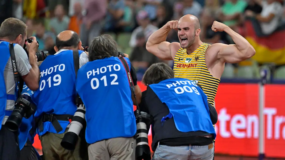 21.08.2022, European Championchips München 2022, Speerwurf der Männer, Julian Weber GER feiert sein gold bei der Europameisterschaft *** 21 08 2022, European Championchips Munich 2022, mens javelin throw, Julian Weber GER celebrates his gold at the European Championships