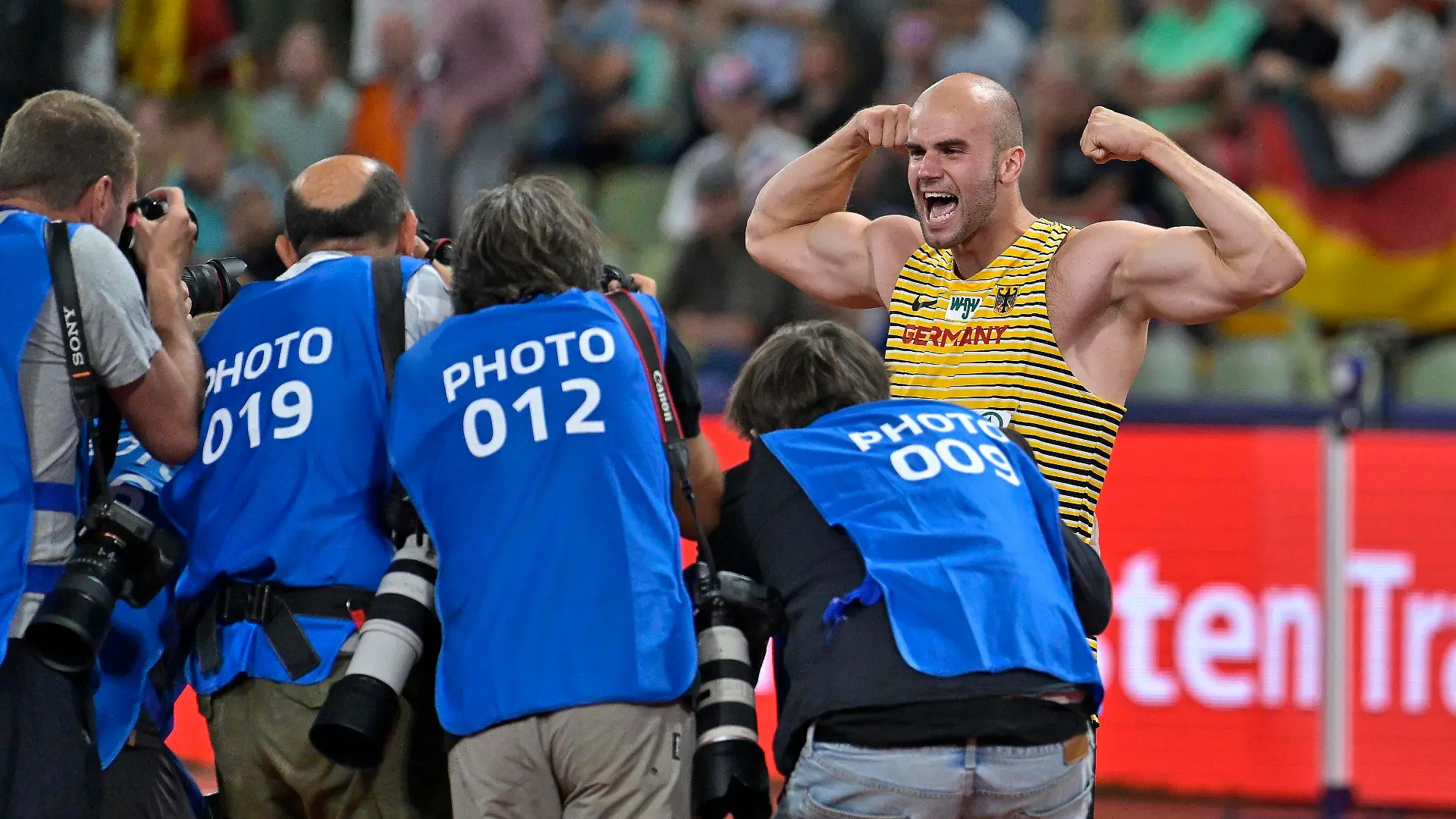  21.08.2022, European Championchips München 2022, Speerwurf der Männer, Julian Weber GER feiert sein gold bei der Europameisterschaft *** 21 08 2022, European Championchips Munich 2022, mens javelin throw, Julian Weber GER celebrates his gold at the European Championships