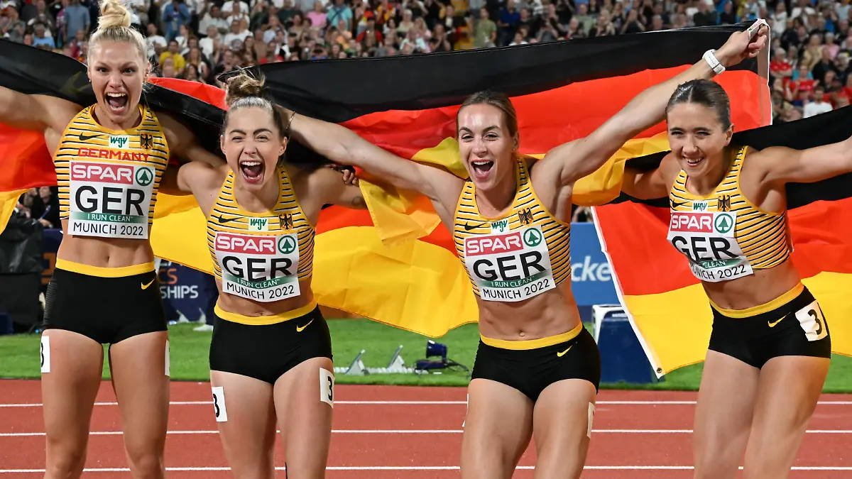Leichtathletik: Europameisterschaft, Olympiastadion, 4x100m Staffel, Frauen, Finale. Lisa Mayer (l-r), Gina Lückenkemper, Alexandra Burghardt und Rebekka Haase aus Deutschland jubeln über den Sieg.