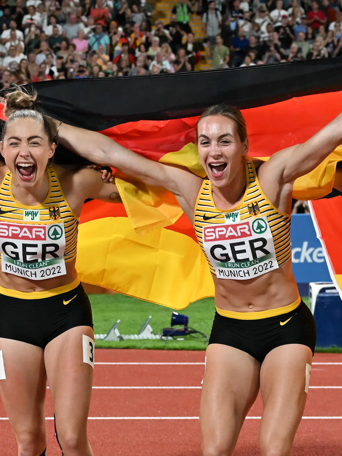 Leichtathletik: Europameisterschaft, Olympiastadion, 4x100m Staffel, Frauen, Finale. Lisa Mayer (l-r), Gina Lückenkemper, Alexandra Burghardt und Rebekka Haase aus Deutschland jubeln über den Sieg.