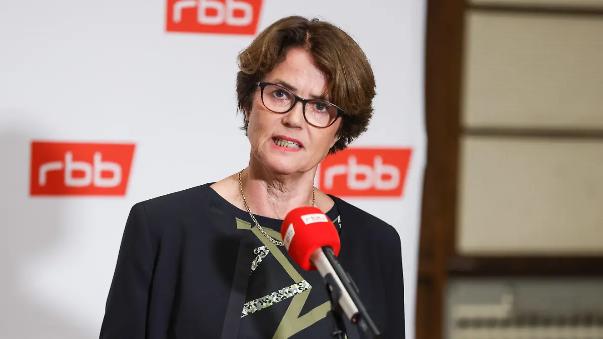 ARCHIV - 15.08.2022, Berlin: Friederike von Kirchbach, Vorsitzende des RBB Rundfunkrates, steht der Presse Rede im Haus des Rundfunks nach der Sondersitzung im Fall Schlesinger. Die Vorsitzende des RBB-Rundfunkrats, Friederike von Kirchbach, tritt angesichts der Krise des öffentlich-rechtlichen ARD-Senders mit sofortiger Wirkung zurück.(zu dpa "RBB-Krise: Rundfunkratsvorsitzende von Kirchbach tritt zurück") Foto: Gerald Matzka/dpa +++ dpa-Bildfunk +++