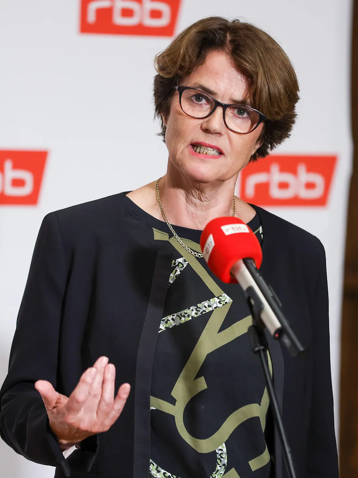 ARCHIV - 15.08.2022, Berlin: Friederike von Kirchbach, Vorsitzende des RBB Rundfunkrates, steht der Presse Rede im Haus des Rundfunks nach der Sondersitzung im Fall Schlesinger. Die Vorsitzende des RBB-Rundfunkrats, Friederike von Kirchbach, tritt angesichts der Krise des öffentlich-rechtlichen ARD-Senders mit sofortiger Wirkung zurück.(zu dpa "RBB-Krise: Rundfunkratsvorsitzende von Kirchbach tritt zurück") Foto: Gerald Matzka/dpa +++ dpa-Bildfunk +++