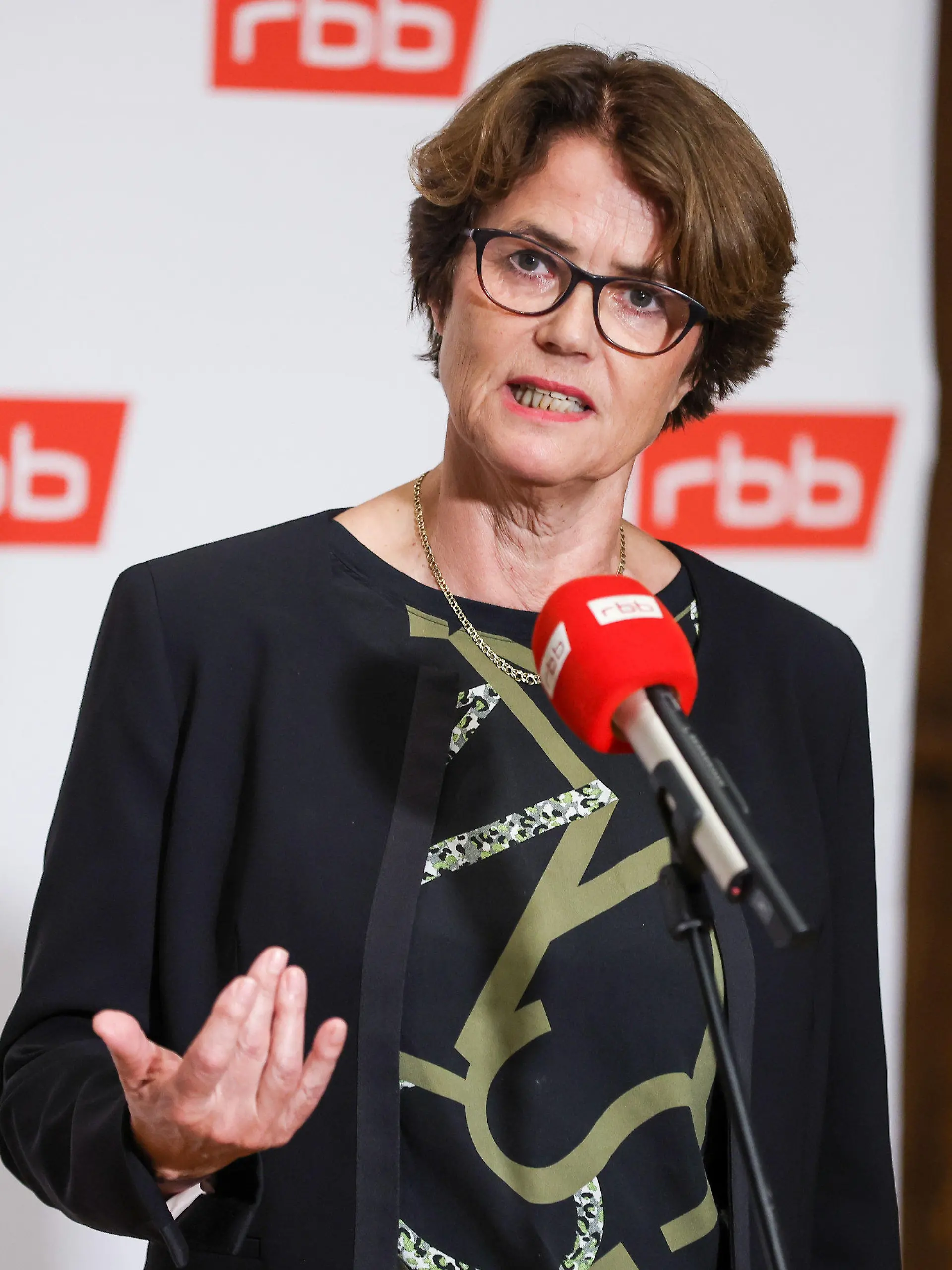 ARCHIV - 15.08.2022, Berlin: Friederike von Kirchbach, Vorsitzende des RBB Rundfunkrates, steht der Presse Rede im Haus des Rundfunks nach der Sondersitzung im Fall Schlesinger. Die Vorsitzende des RBB-Rundfunkrats, Friederike von Kirchbach, tritt angesichts der Krise des öffentlich-rechtlichen ARD-Senders mit sofortiger Wirkung zurück.(zu dpa "RBB-Krise: Rundfunkratsvorsitzende von Kirchbach tritt zurück") Foto: Gerald Matzka/dpa +++ dpa-Bildfunk +++