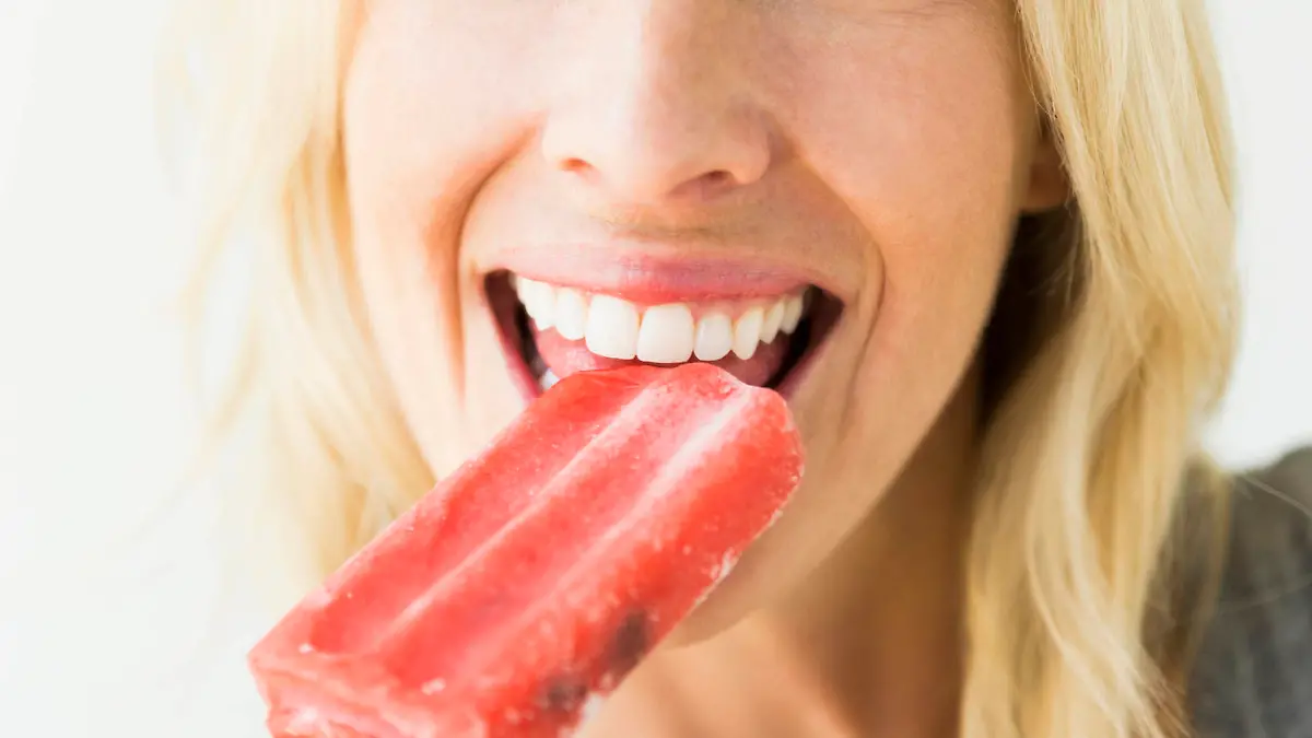 Woman eating ice popsicle, Frau isst Eis am Stiel Keine Weitergabe an Drittverwerter.