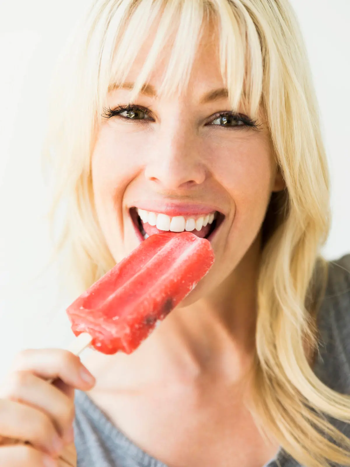 Woman eating ice popsicle,  Frau isst Eis am Stiel Keine Weitergabe an Drittverwerter.