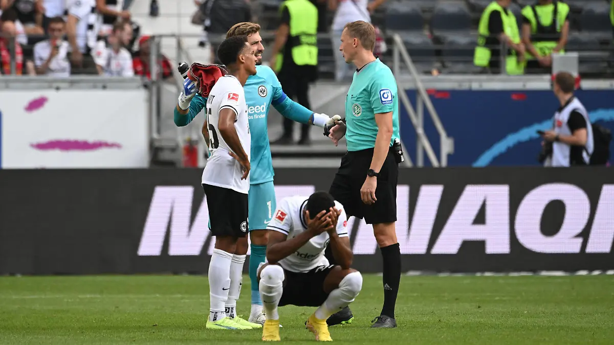 21.08.2022, xjhx, Fussball 1.Bundesliga, Eintracht Frankfurt - 1.FC Köln emspor, v.l. Tuta Eintracht Frankfurt Kevin Trapp Eintracht Frankfurt diskutieren mit Schiedsrichter Martin Petersen Stuttgart DFL/DFB REGULATIONS PROHIBIT ANY USE OF PHOTOGRAPHS as IMAGE SEQUENCES and/or QUASI-VIDEO Frankfurt am Main *** 21 08 2022, xjhx, football 1 Bundesliga, Eintracht Frankfurt 1 FC Köln emspor, v l Tuta Eintracht Frankfurt Kevin Trapp Eintracht Frankfurt discuss with referee Martin Petersen Stuttgart DFL DFB REGULATIONS PROHIBIT ANY USE OF PHOTOGRAPHS as IMAGE SEQUENCES and or QUASI VIDEO Frankfurt am Main 