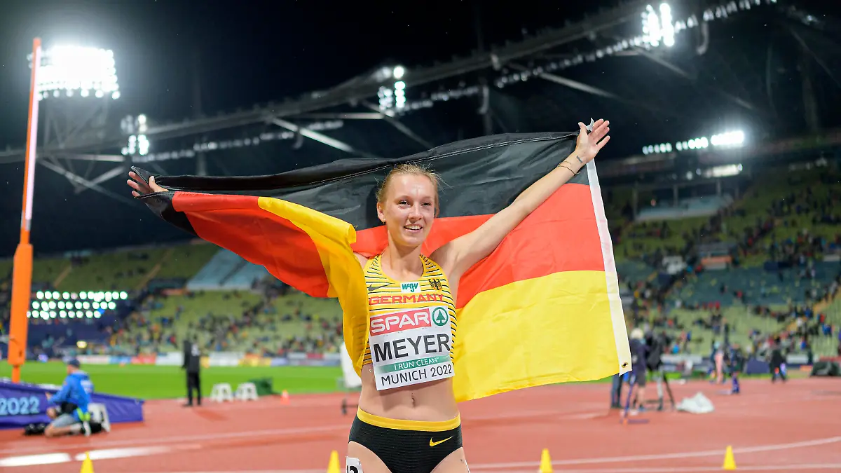 Jubel Lea MEYER (GER/ 2.Platz) mit Fahne auf der Ehrenrunde, Finale 3000m Hindernis der Frauen, am 21.08.2022 Leichtathletik Europameisterschaft 2022, European Championships, vom 15.08. - 21.08.2022 in Muenchen/ Deutschland. ©
