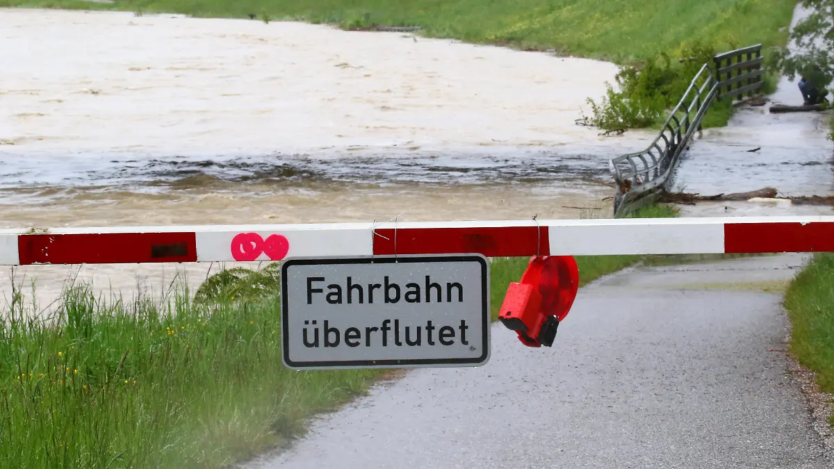 Hochwasser, Bayern, Deutschland 19. August 2022: Hier ein Archivbild von der Ammer in der Gegend um Weilheim /Obb. aus dem Jahr 2019 als Symbolbild, Hochwasser, Starkregen, Wassermassen, Überflutung, Naturkatastrophe, Pegelstand, Überschwemmung, hier mit dem Schild Fahrbahn überflutet