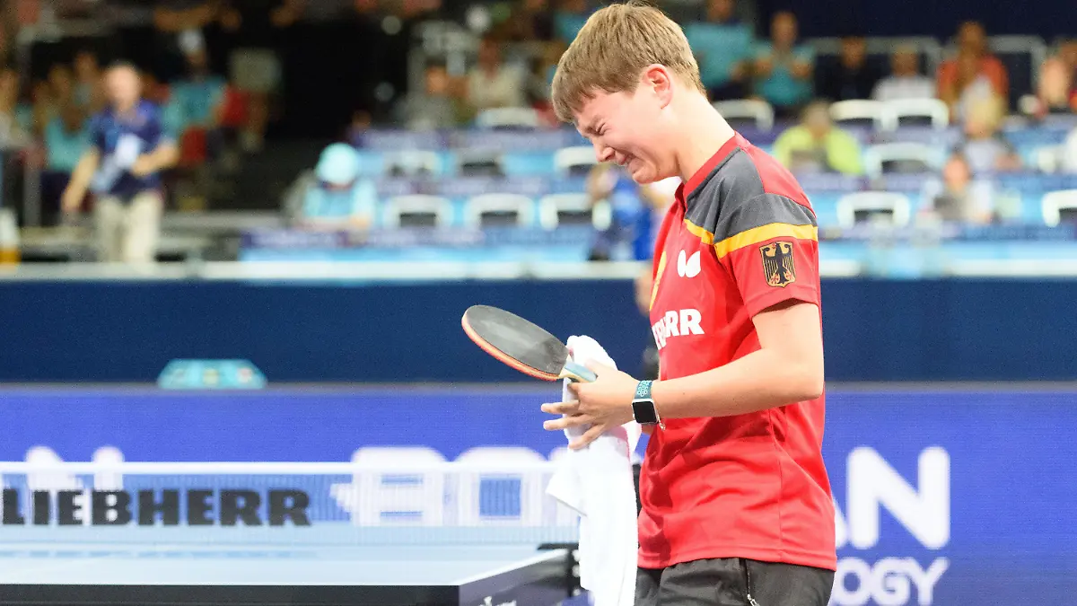 21.08.2022, Bayern, München: Tischtennis: Europameisterschaft, Einzel, Frauen, Finalrunde, Finale, Polcanova (Österreich)/Mittelham (Deutschland). Nina Mittelham aus Deutschland weint, nachdem sie im Finale aufgeben musste. Foto: Sven Beyrich/dpa +++ dpa-Bildfunk +++