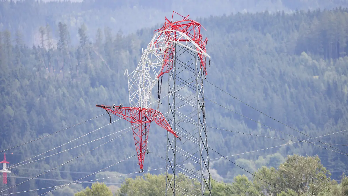 19.08.2022, Österreich, Weißkirchen: Blick auf einen Strommast, der während eines Unwetters umgeknickt ist. Foto: Expa/Dominik Angerer/APA/dpa +++ dpa-Bildfunk +++