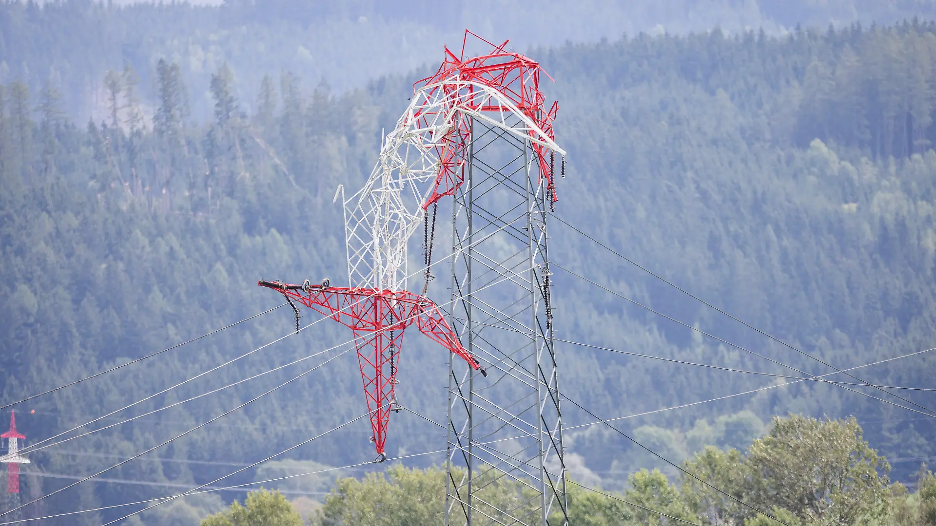 19.08.2022, Österreich, Weißkirchen: Blick auf einen Strommast, der während eines Unwetters umgeknickt ist. Foto: Expa/Dominik Angerer/APA/dpa +++ dpa-Bildfunk +++