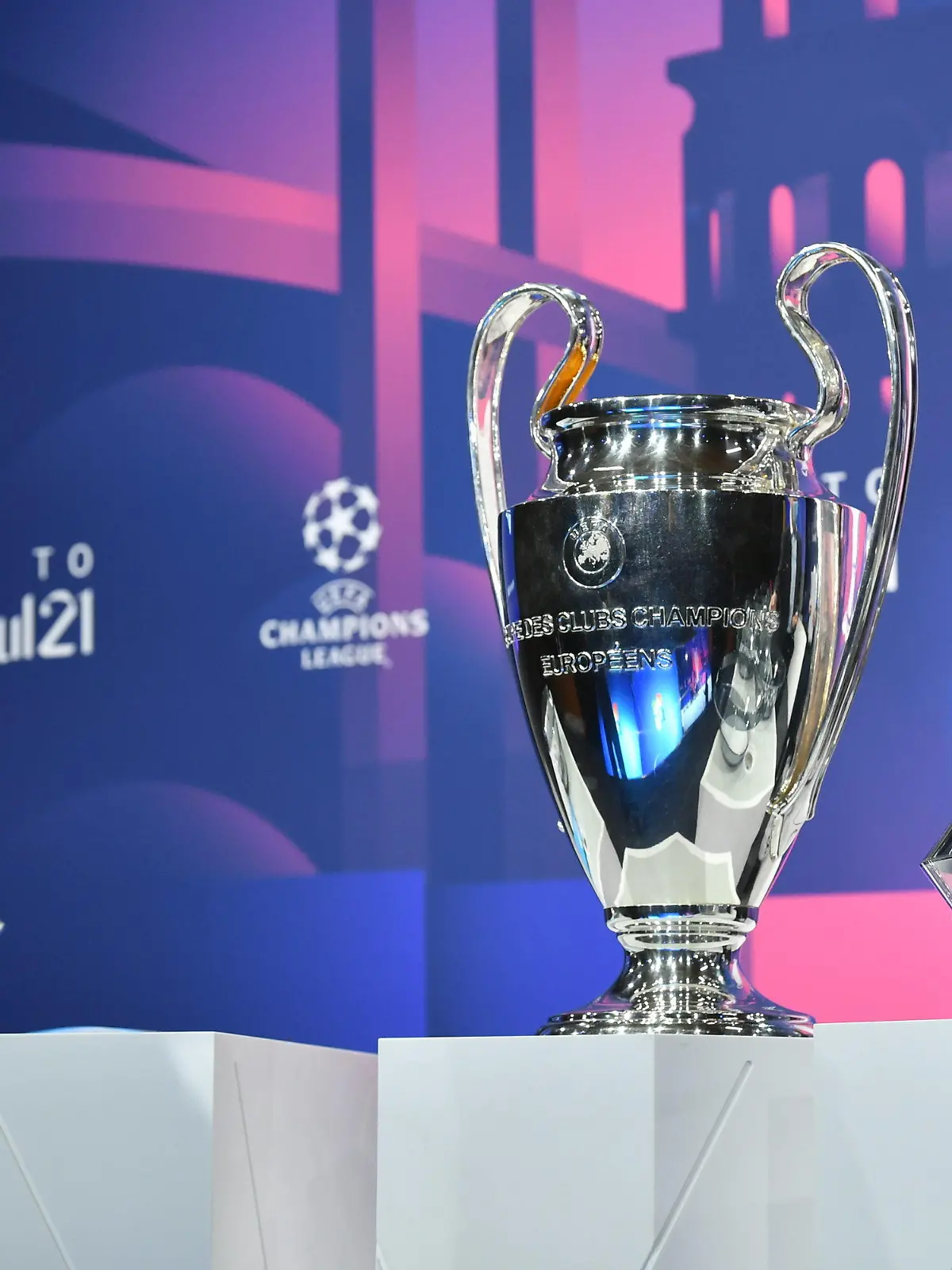 HANDOUT - 14.12.2020, Schweiz, Nyon: Fußball: UEFA Champions League, Auslosung - K.o.-Runde, Achtelfinale. Der Champions-League-Pokal steht neben den Lostöpfen auf einem Podest. Foto: Harold Cunningham/UEFA/dpa - ACHTUNG: Nur zur redaktionellen Verwendung im Zusammenhang mit der aktuellen Berichterstattung und nur mit vollständiger Nennung des vorstehenden Credits +++ dpa-Bildfunk +++