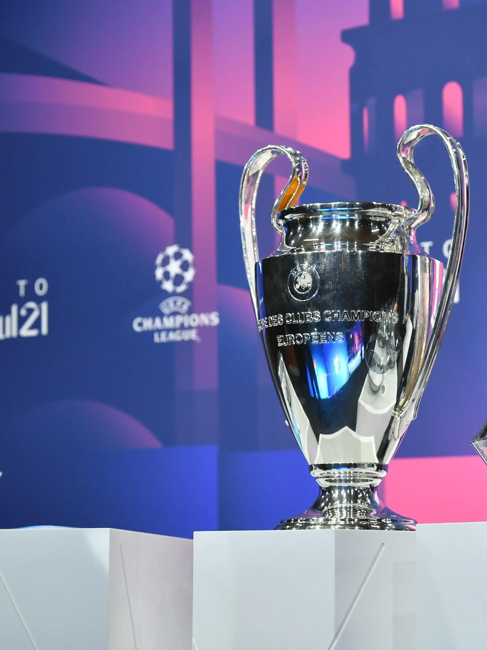 HANDOUT - 14.12.2020, Schweiz, Nyon: Fußball: UEFA Champions League, Auslosung - K.o.-Runde, Achtelfinale. Der Champions-League-Pokal steht neben den Lostöpfen auf einem Podest. Foto: Harold Cunningham/UEFA/dpa - ACHTUNG: Nur zur redaktionellen Verwendung im Zusammenhang mit der aktuellen Berichterstattung und nur mit vollständiger Nennung des vorstehenden Credits +++ dpa-Bildfunk +++