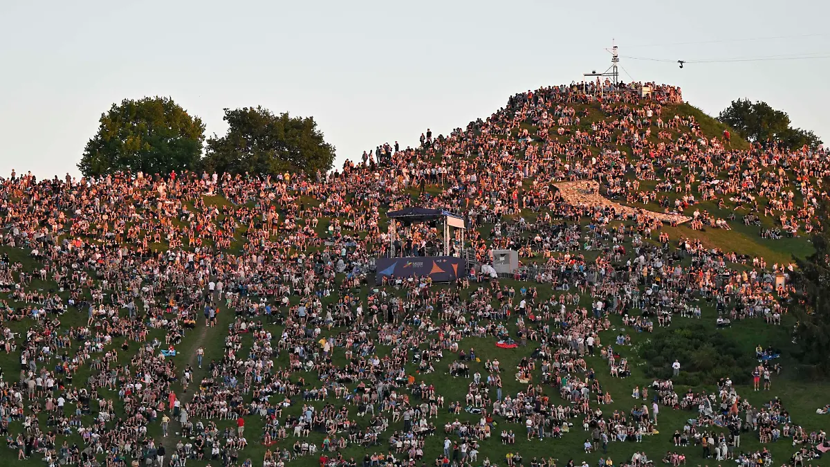 Sport Bilder des Tages 10.08.2022, European Championchips München 2022, Europäische Mehrsportveanstaltung im Olympiapark München, Sportfreunde Stiller spielen zur Eröffnung .Einige Tausend Zuschauer haben sich auf dem Oympiaberg versammelt. *** 10 08 2022, European Championchips Munich 2022, European multi-sport event in the Olympic Park Munich, Sportfreunde Stiller play for the opening Several thousand spectators have gathered on the Oympiaberg